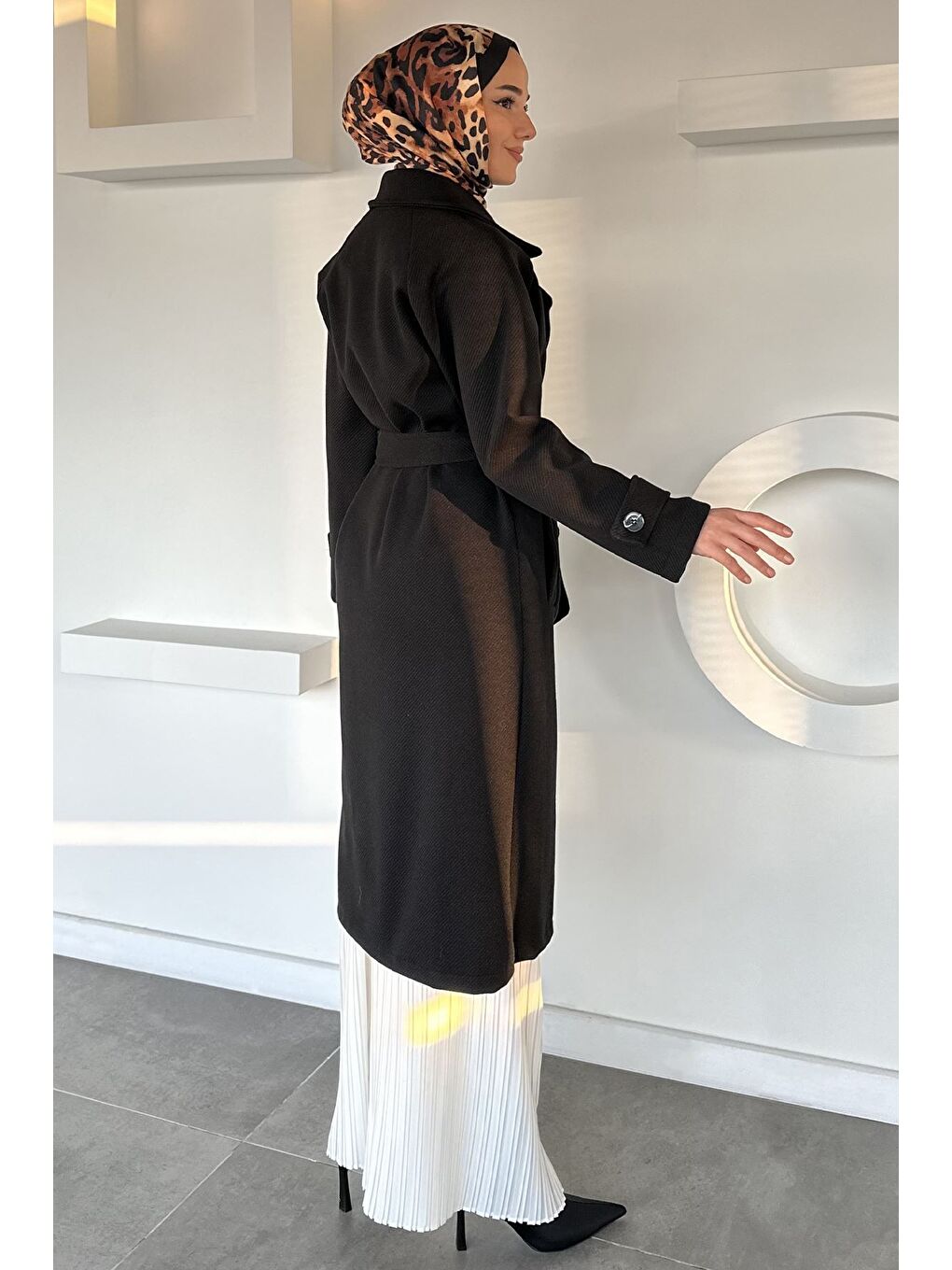 Siyah Kendinden Desenli Bel Kuşaklı Tesettür Kaban-7