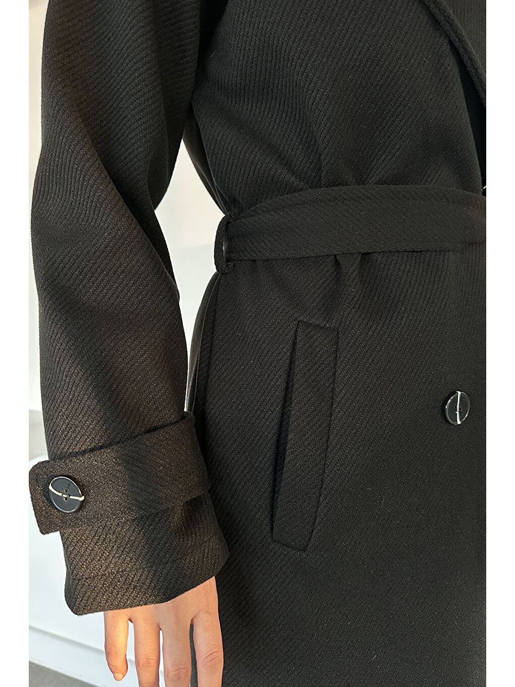 Siyah Kendinden Desenli Bel Kuşaklı Tesettür Kaban-8