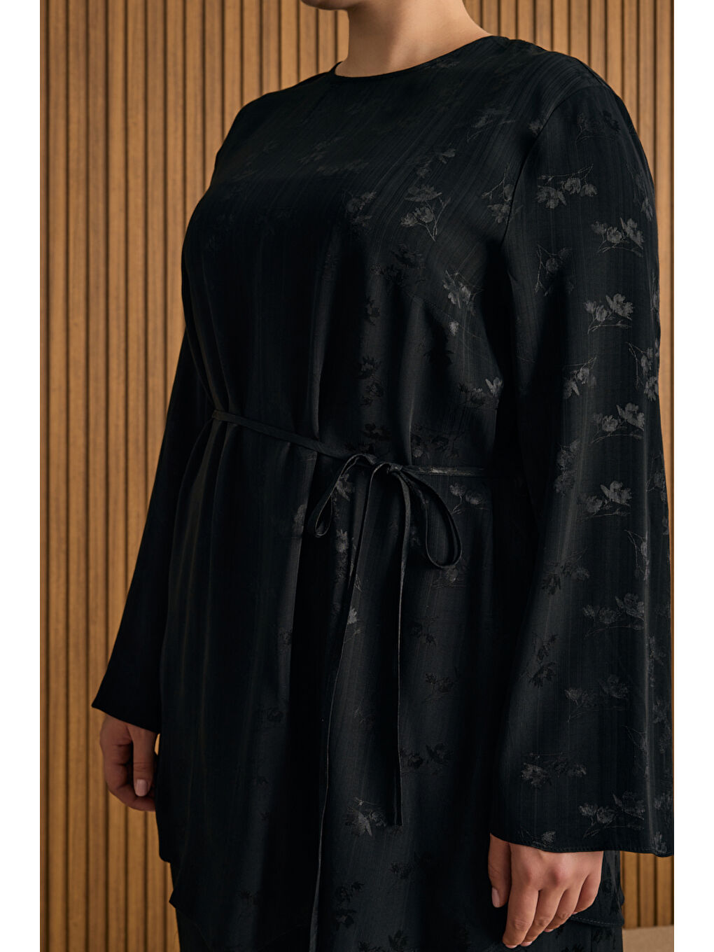 Siyah Çicek Jakar Desenli Beli Bağlamalı Tunik-4