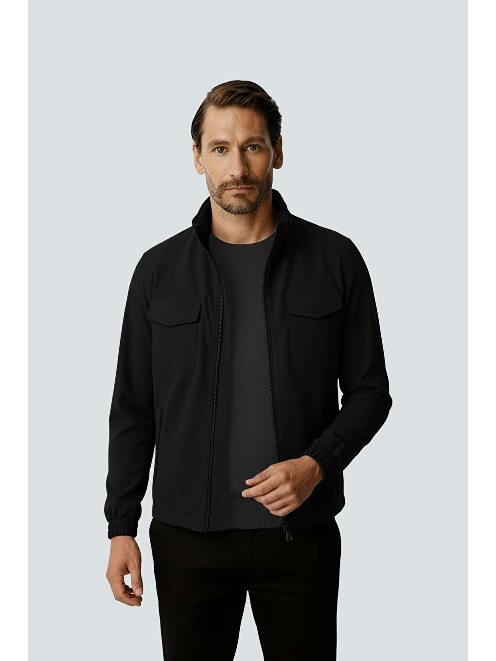 Siyah Kapüşonlu Erkek Mont – Modern Kesim