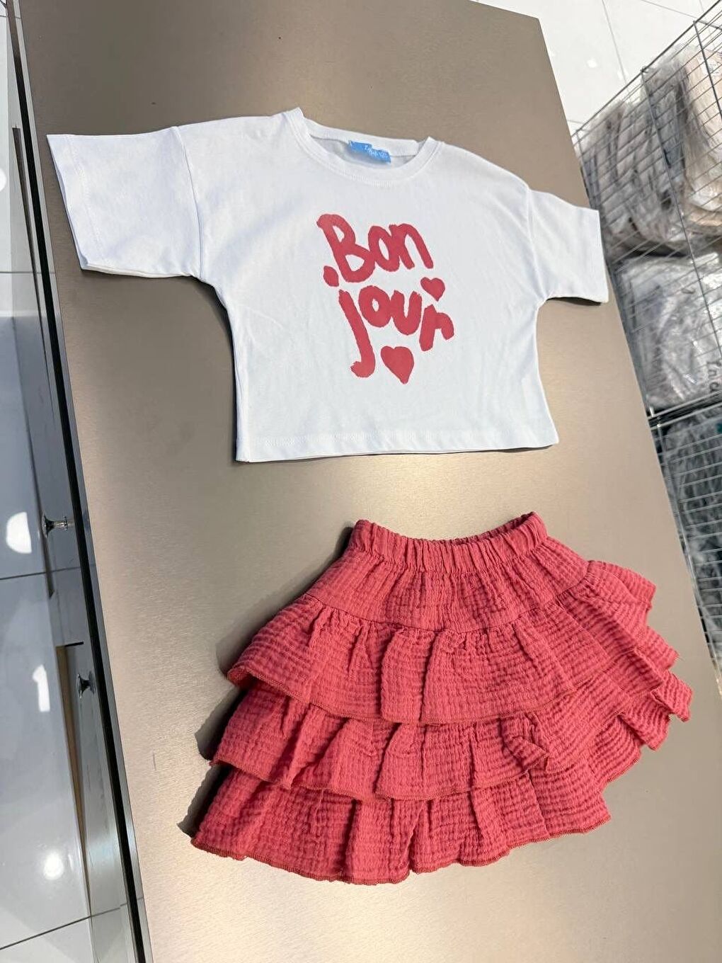 Beyaz Kız Çocuk Pamuklu Bonjour Baskılı T-Shirt Fırfırlı Etek Takım-3
