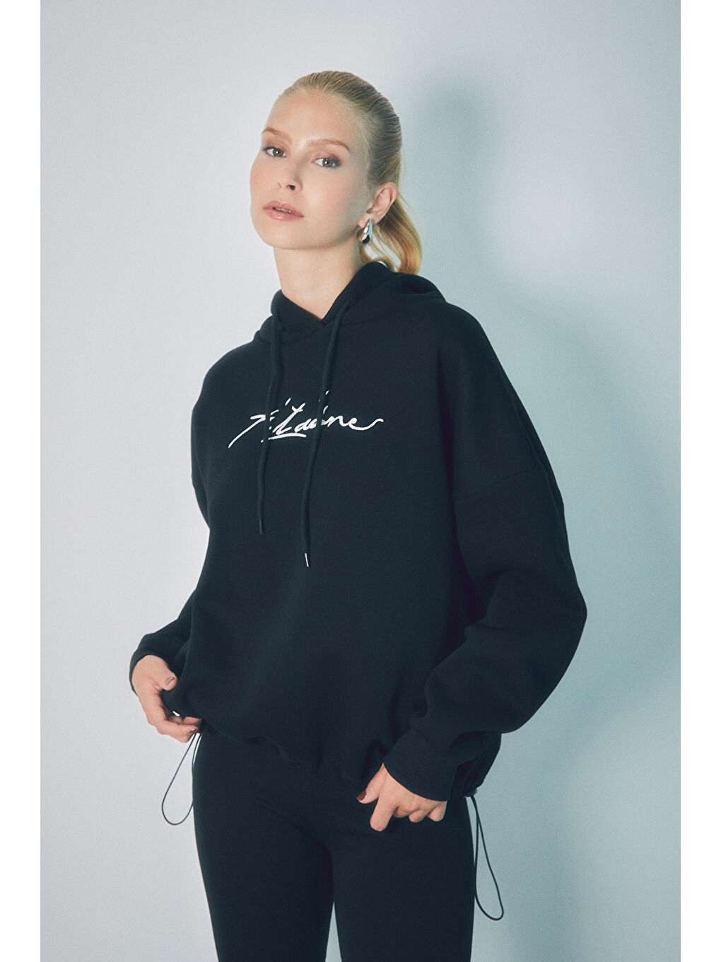 Fullamoda Siyah Yazı Nakışlı Beli Lastikli Kapüşonlu Sweatshirt