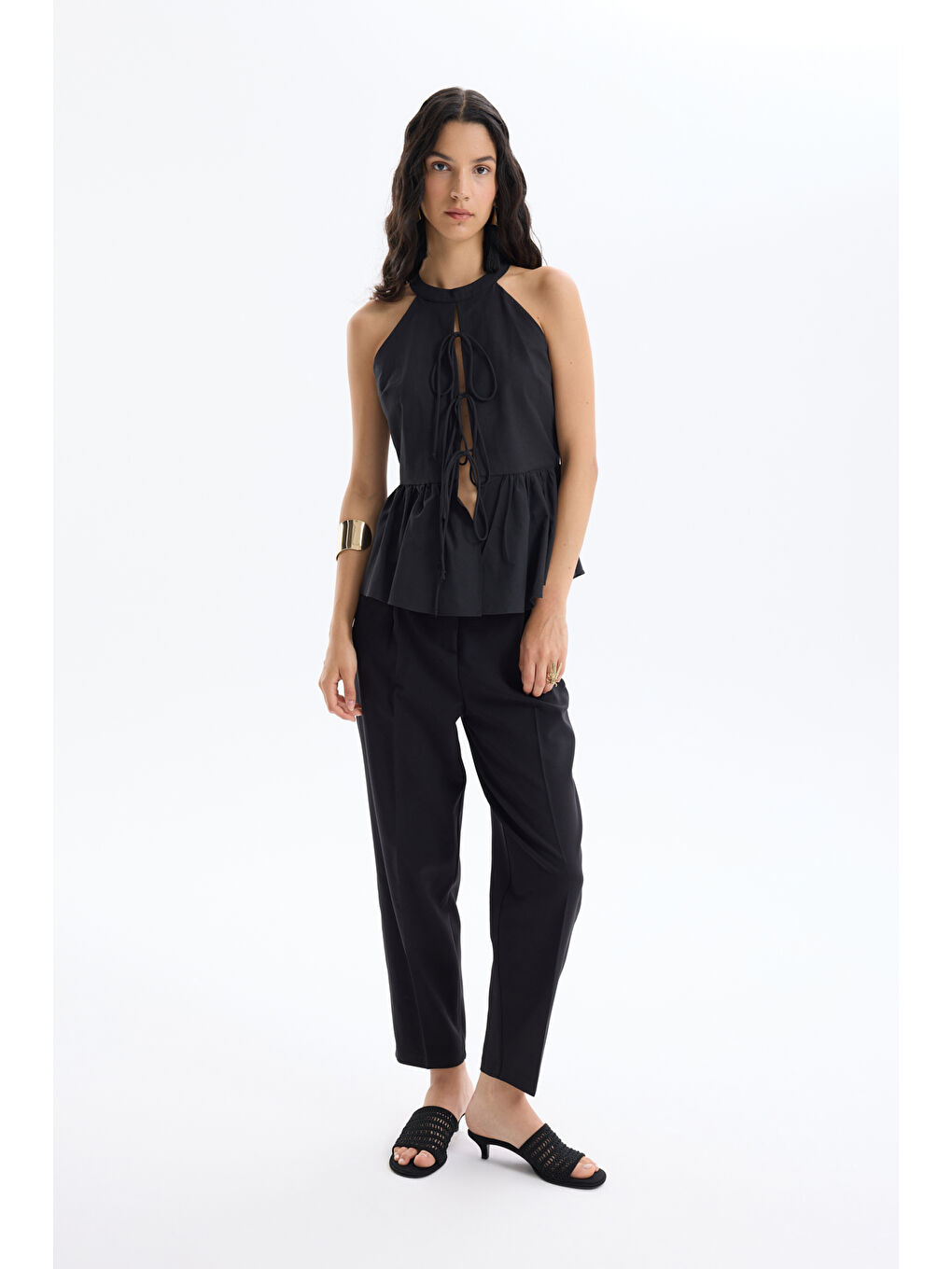 Önü Bağcıklı Halter Yaka Bluz Siyah-2