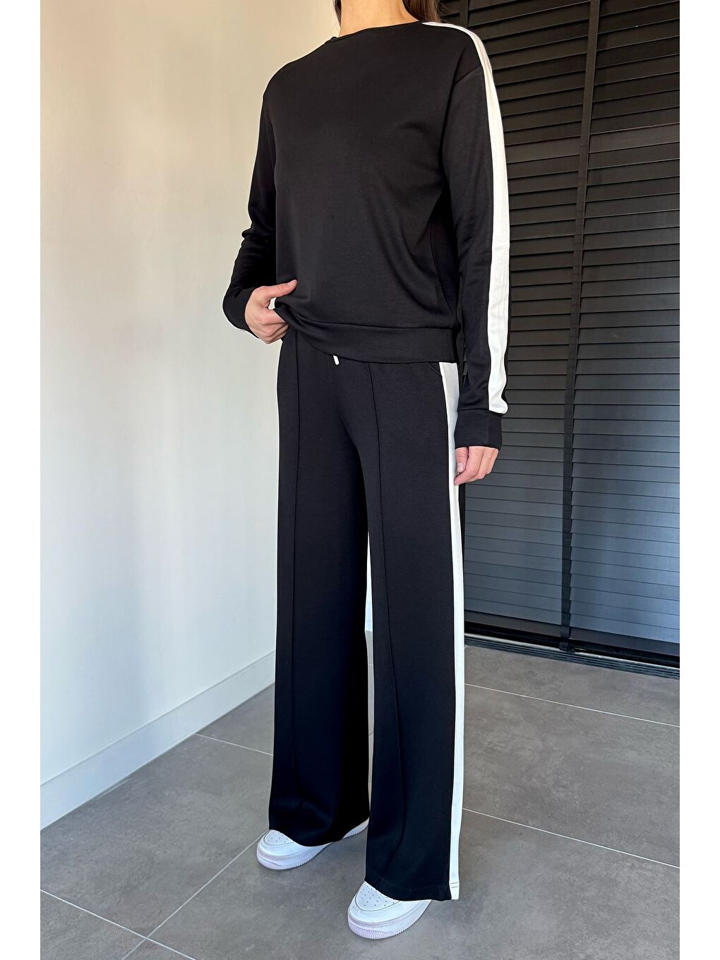 Siyah Bisiklet Yaka Şeritli Sweat Çimalı Pantolon İkili Takım-1