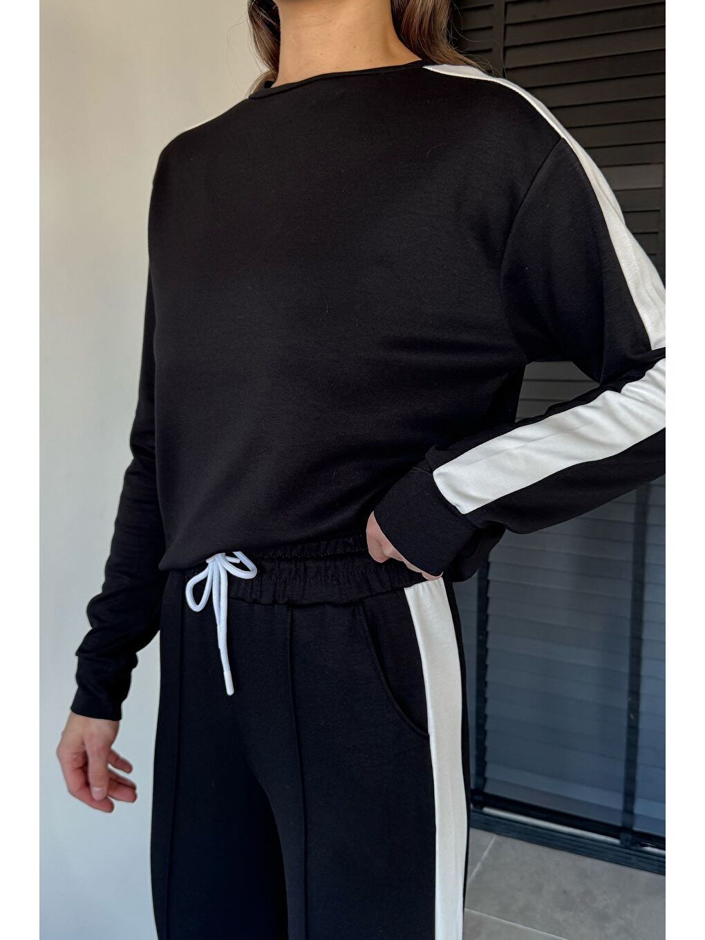 Siyah Bisiklet Yaka Şeritli Sweat Çimalı Pantolon İkili Takım-2