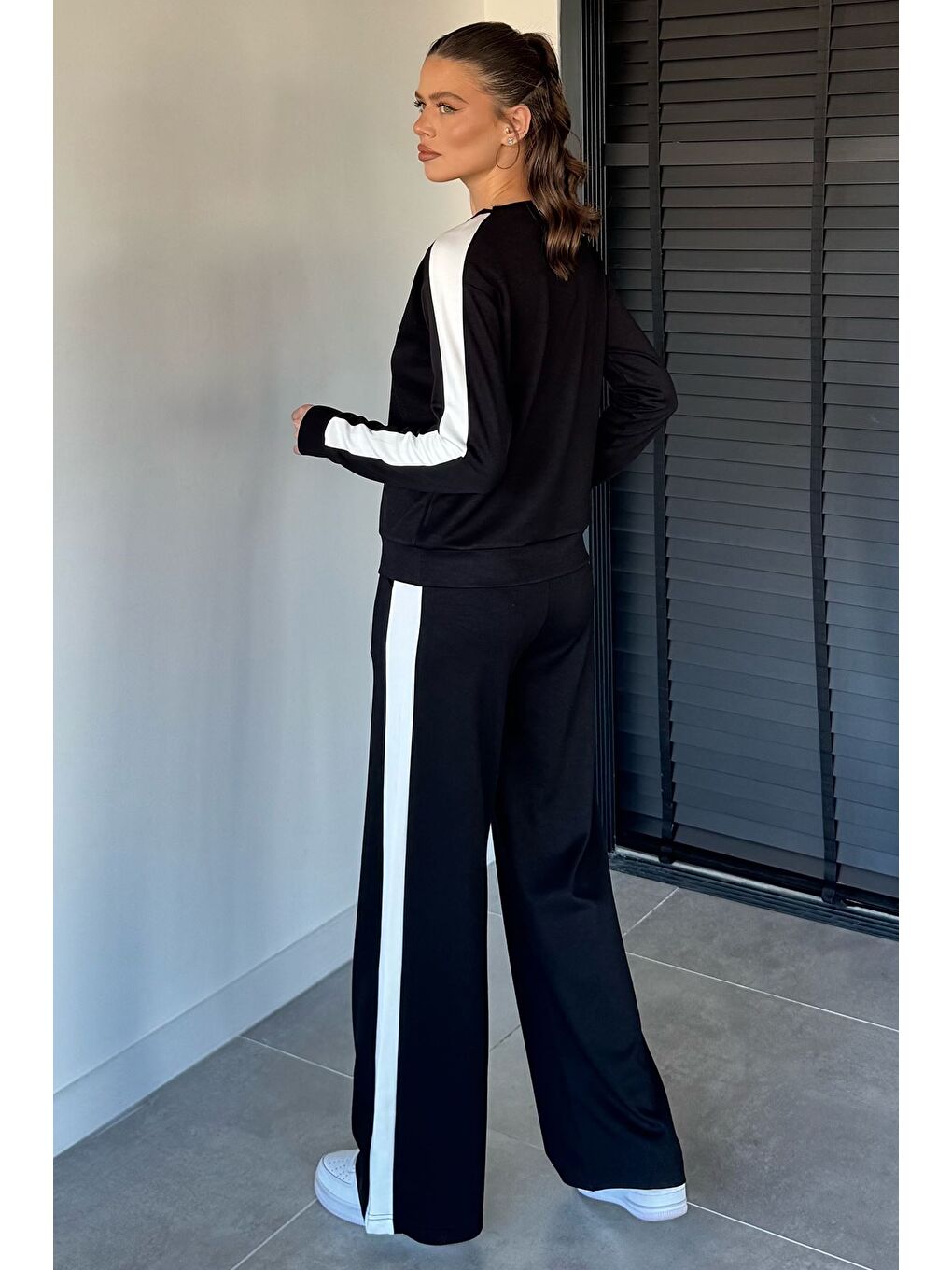 Siyah Bisiklet Yaka Şeritli Sweat Çimalı Pantolon İkili Takım-3