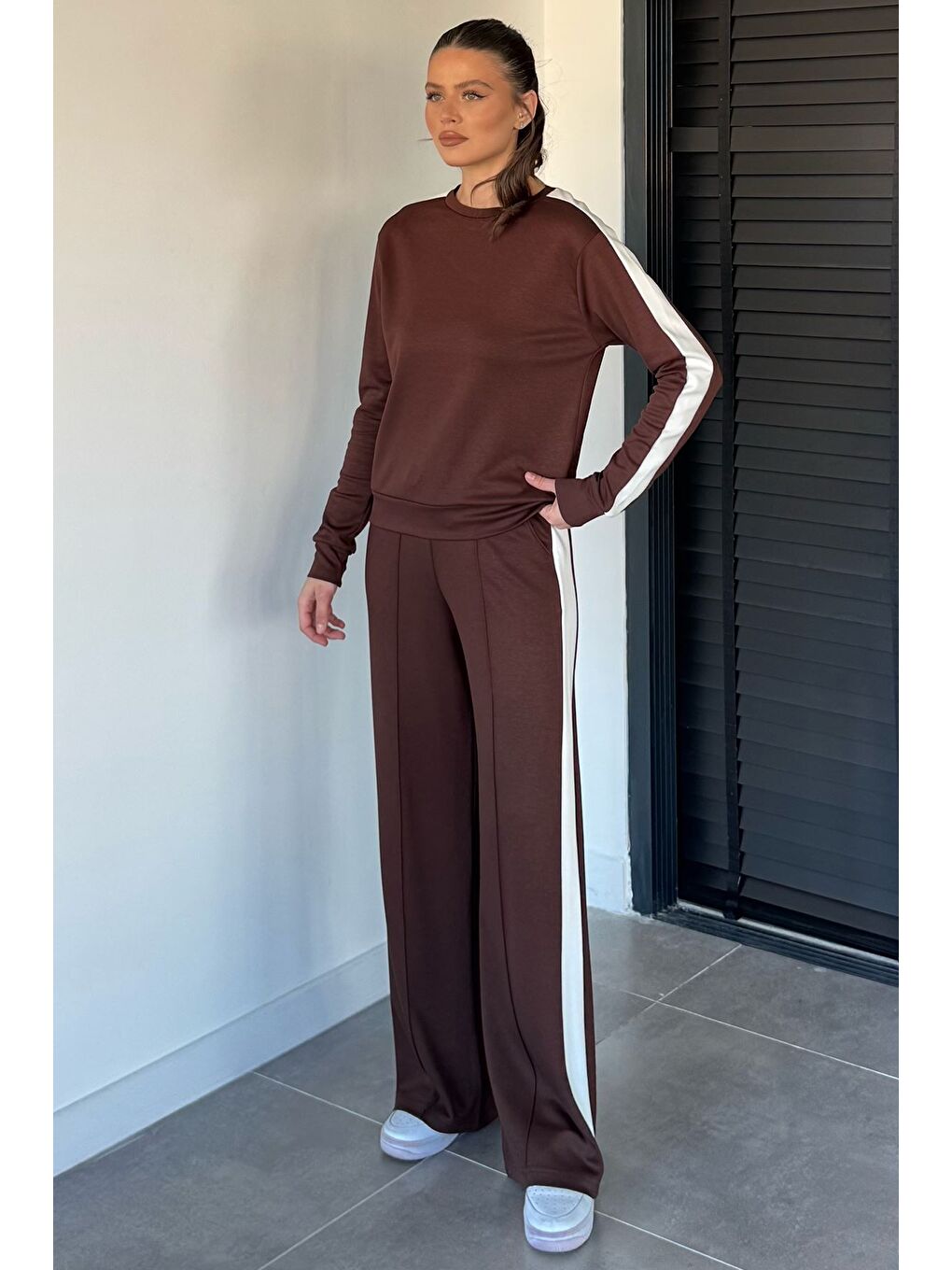 Kahverengi Bisiklet Yaka Şeritli Sweat Çimalı Pantolon İkili Takım