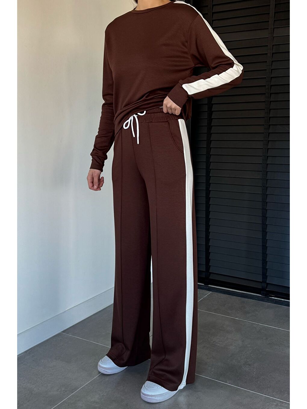 Kahverengi Bisiklet Yaka Şeritli Sweat Çimalı Pantolon İkili Takım-1