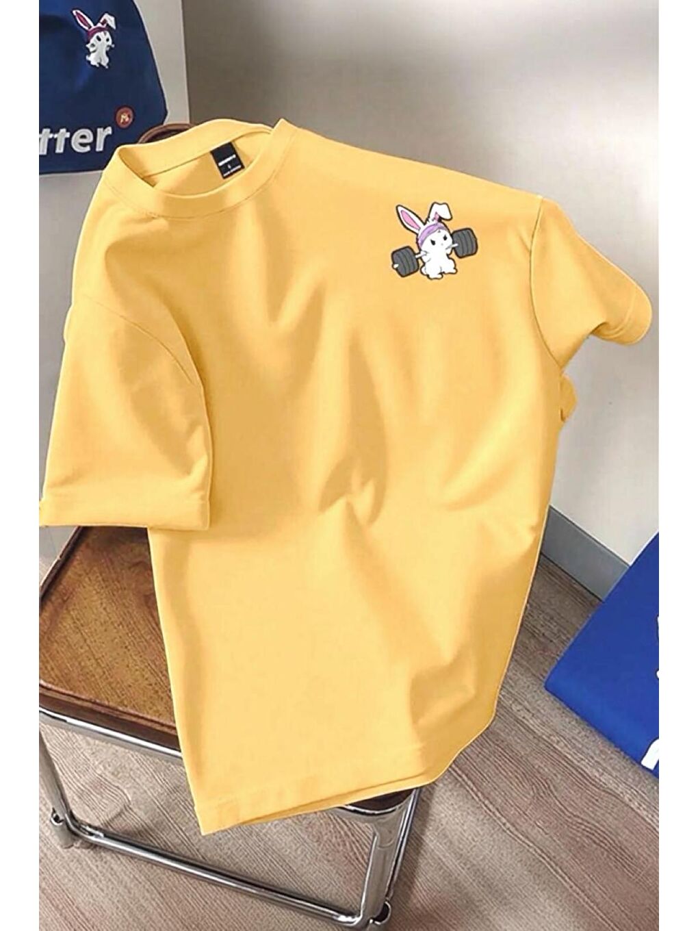 Sarı Gym Bunny - Halter Kaldıran Tavşan Baskılı Unisex Oversize Pamuklu Tişört-1