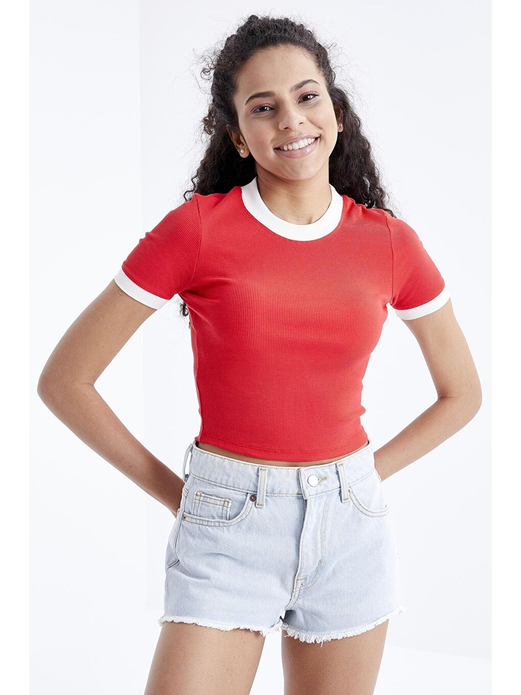 TOMMYLIFE Kırmızı Nar Çiçeği Basic Kol Detaylı O Yaka Kadın Crop Top T-Shirt - 97200 - 2