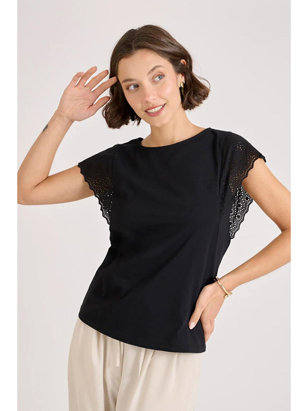 Siyah % 100 Pamuk Relaxed Fit Dantel Detaylı Bluz 25Y1203K1-2