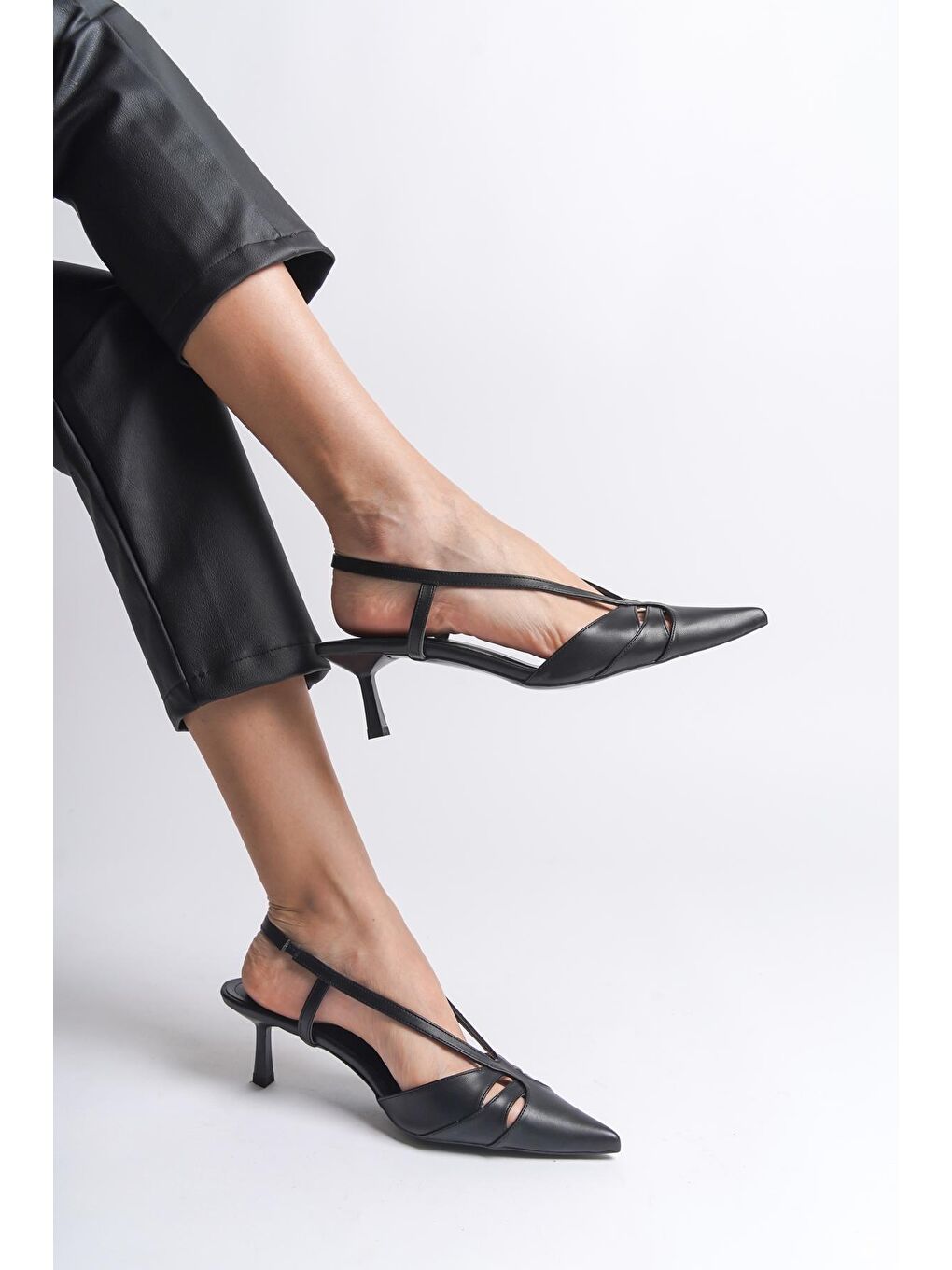 Siyah Sivri Burunlu Orta Topuklu Kadın Ayakkabı-4