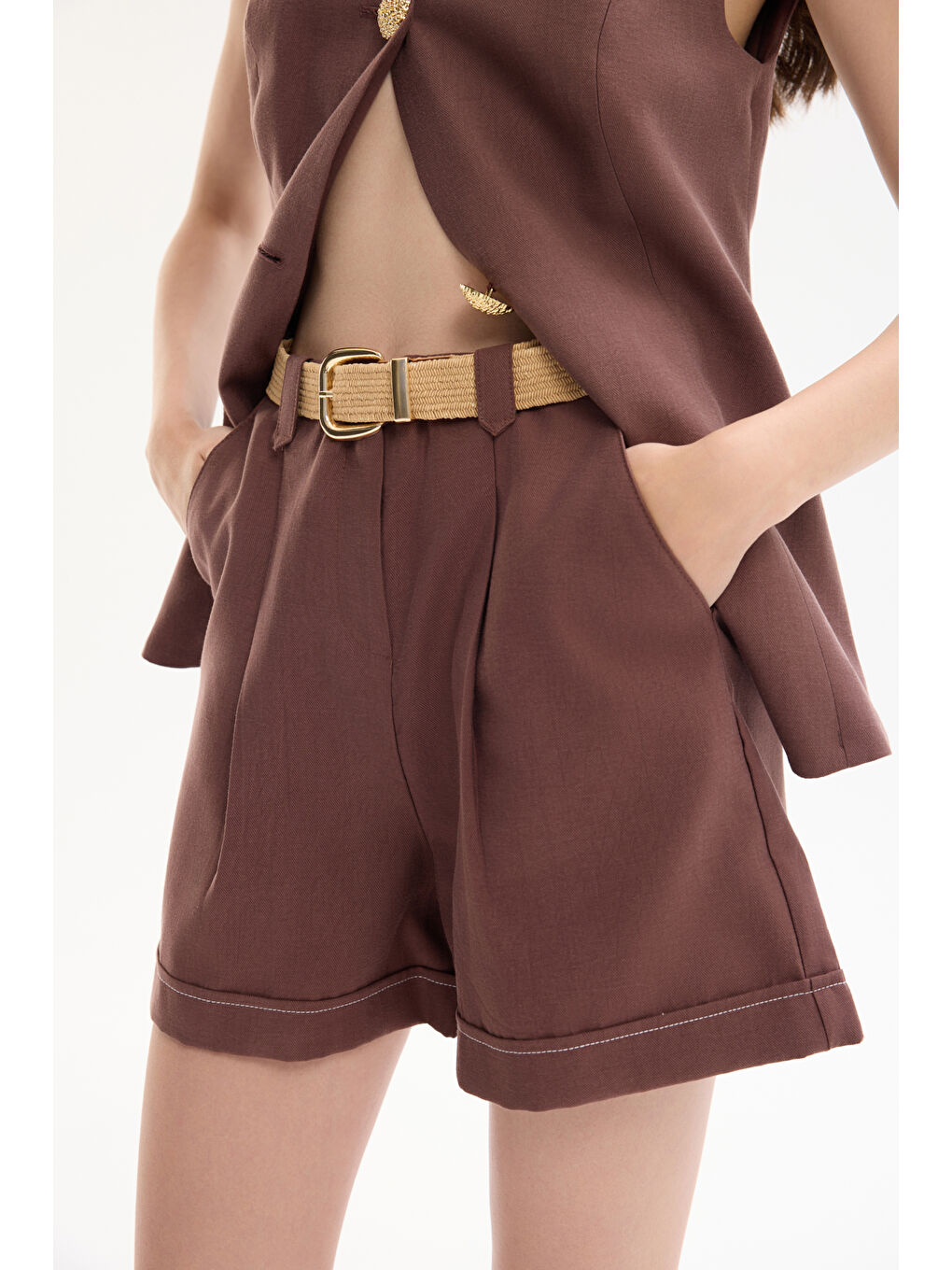 Hasır Kemer Aksesuarlı Pile Detaylı Mini Şort Kahverengi-2