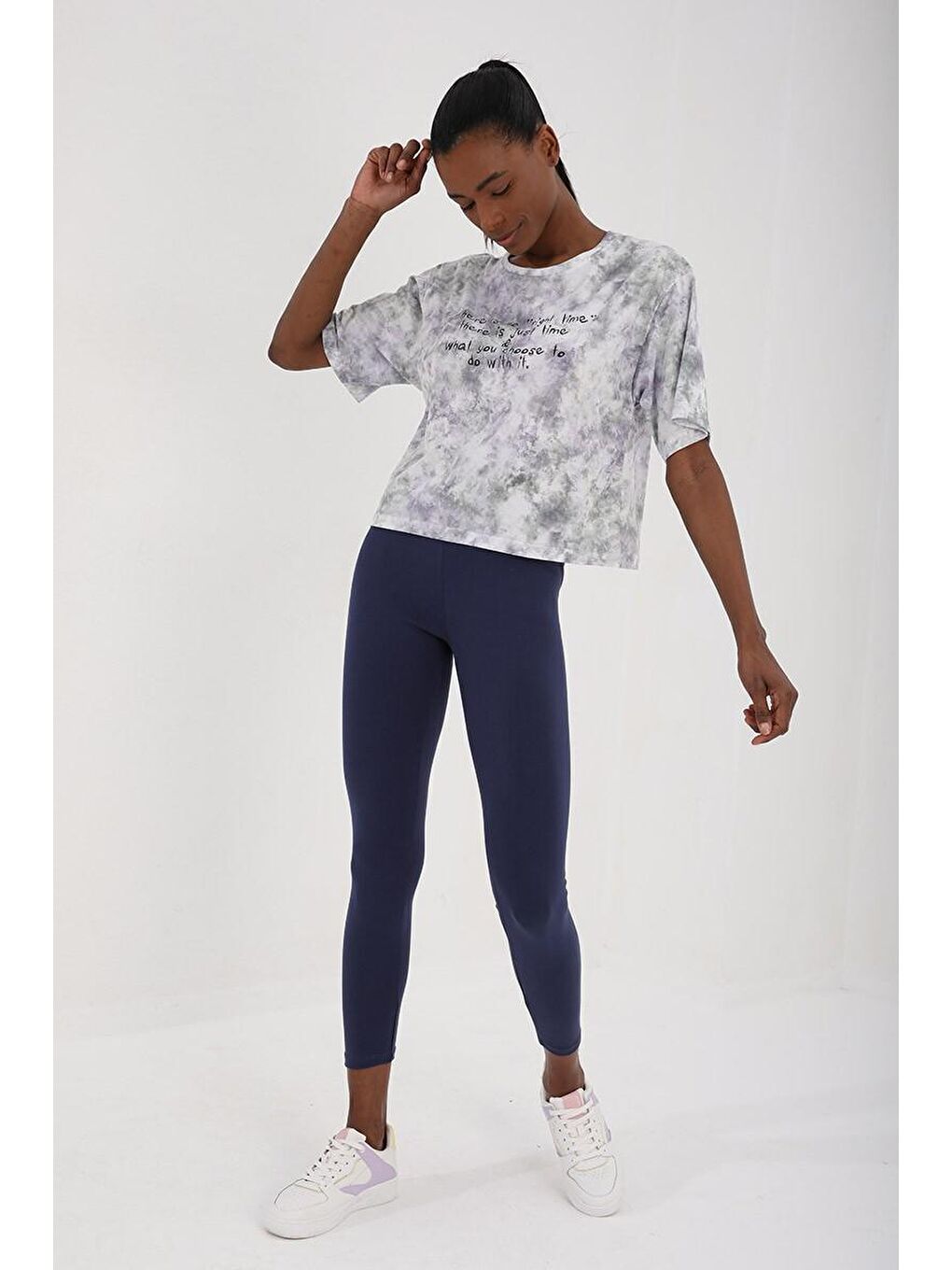 Mor Yazı Baskılı Karışık Batik Desenli O Yaka Kadın Oversize Tişört - 97129-1