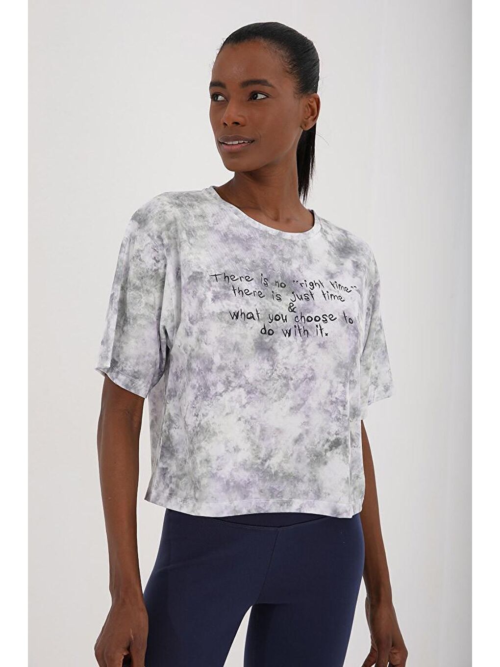 Mor Yazı Baskılı Karışık Batik Desenli O Yaka Kadın Oversize Tişört - 97129-2