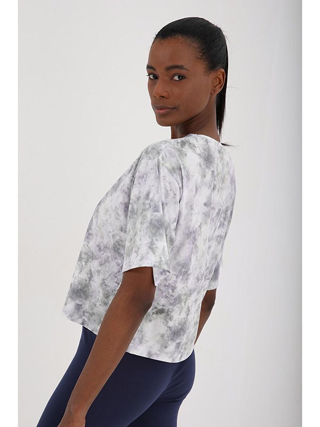 Mor Yazı Baskılı Karışık Batik Desenli O Yaka Kadın Oversize Tişört - 97129-4