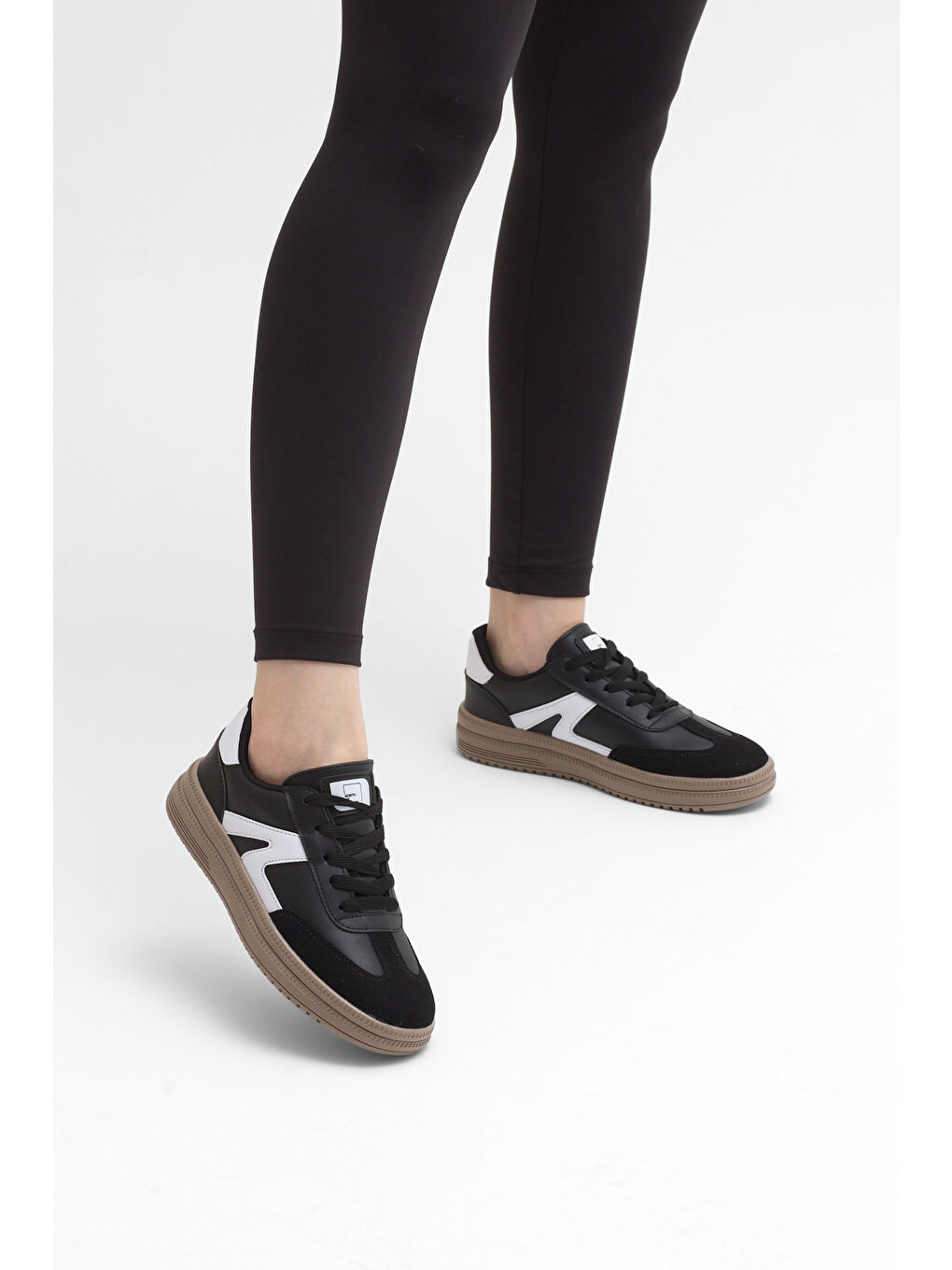 Kadın Siyah Beyaz Rahat Kalıp Kauçuk Taban Bağcıklı Sneaker-4