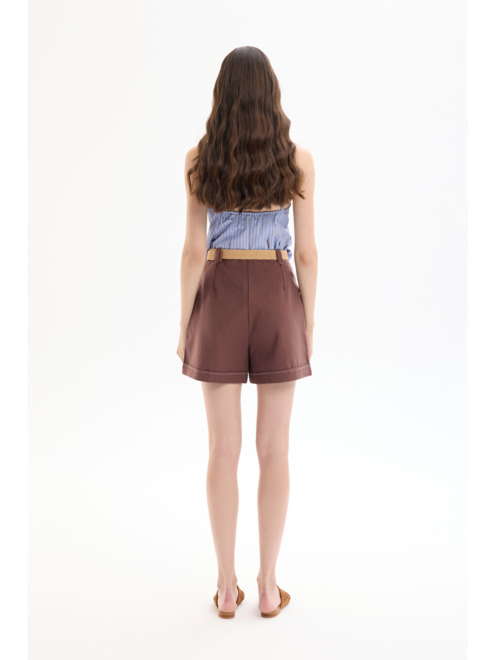 Hasır Kemer Aksesuarlı Pile Detaylı Mini Şort Kahverengi-4