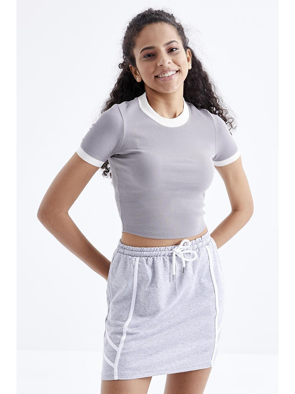 TOMMYLIFE Gri Basic Kol Detaylı O Yaka Kadın Crop Top T-Shirt - 97200