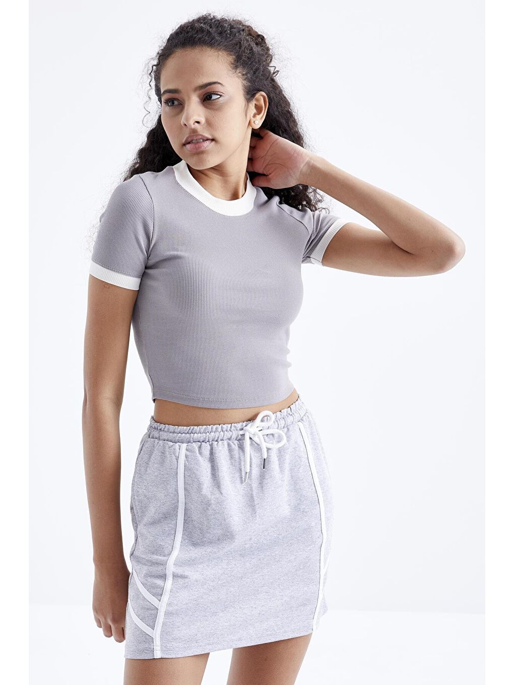 TOMMYLIFE Gri Basic Kol Detaylı O Yaka Kadın Crop Top T-Shirt - 97200 - 4