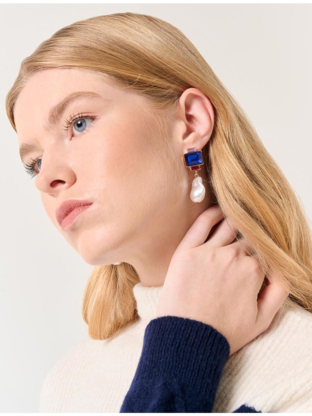 Koyu Mavi Parlak Taşlı Figürlü Sallanan Küpe-1