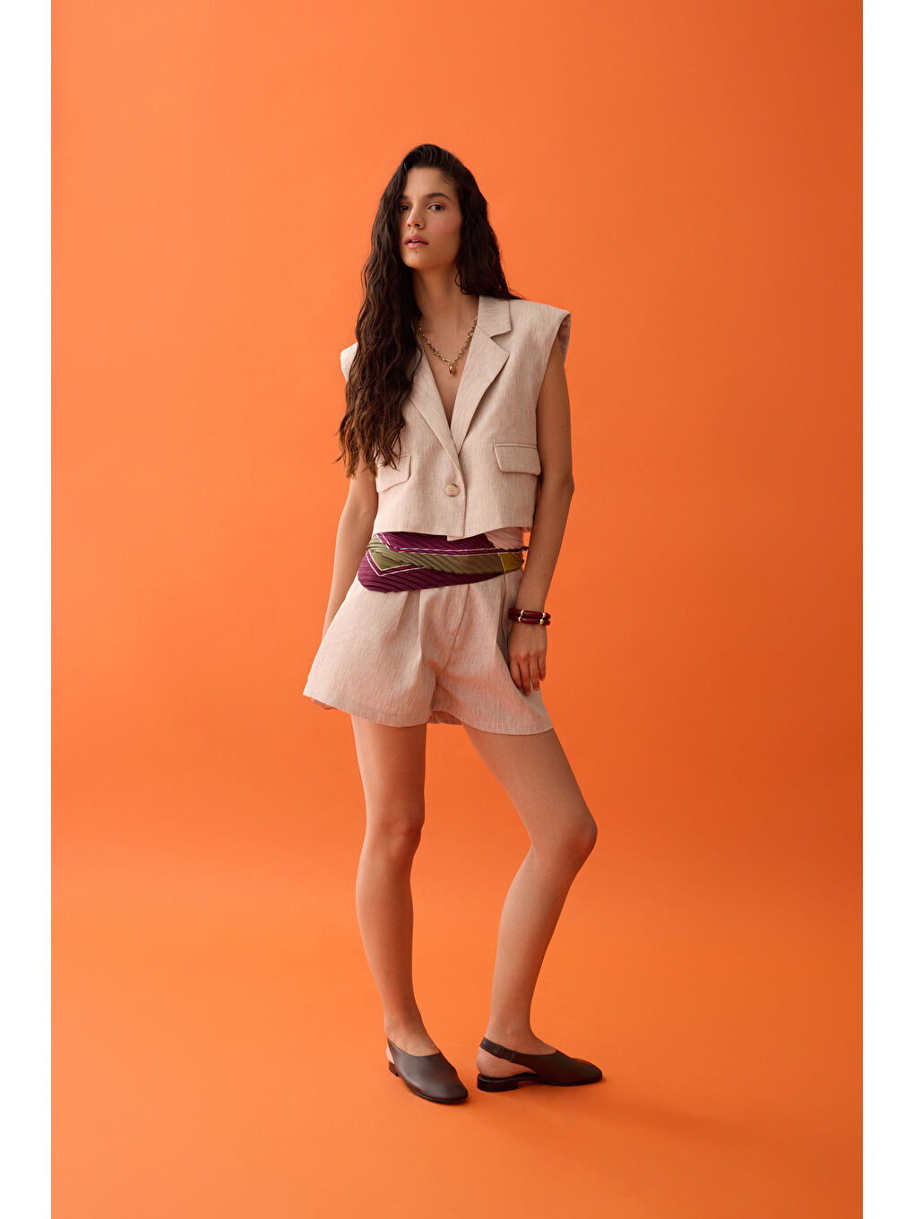 Bej Beli Yazı Detaylı Pileli Mini Şort Naturel