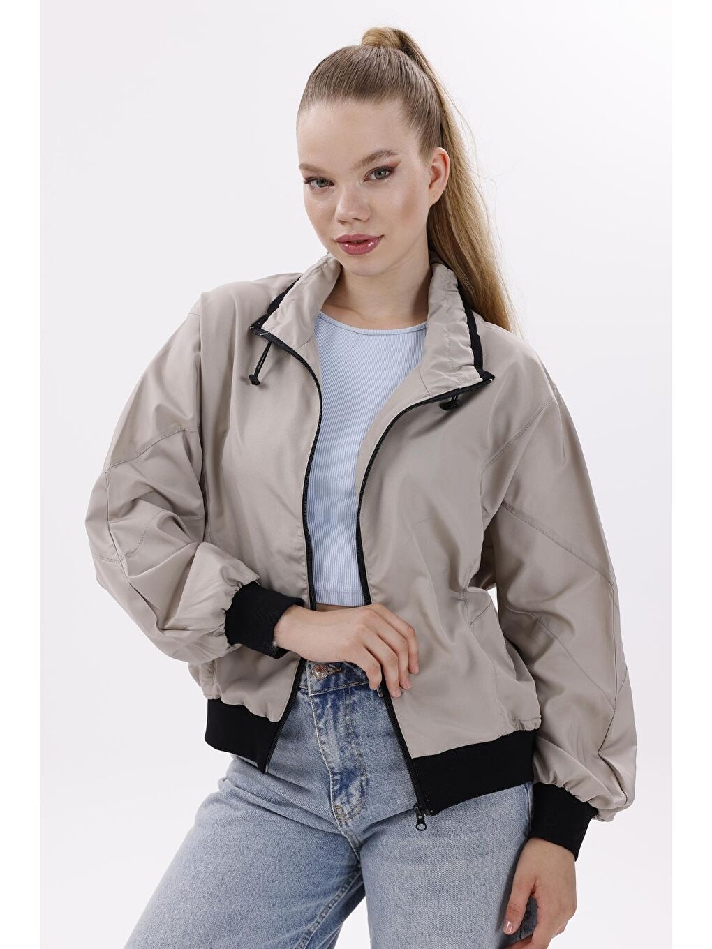 Bej Kadın Dik Yaka Su Ve Rüzgar Geçirmez Oversize Crop Mevsimlik Yağmurluk Rüzgarlık