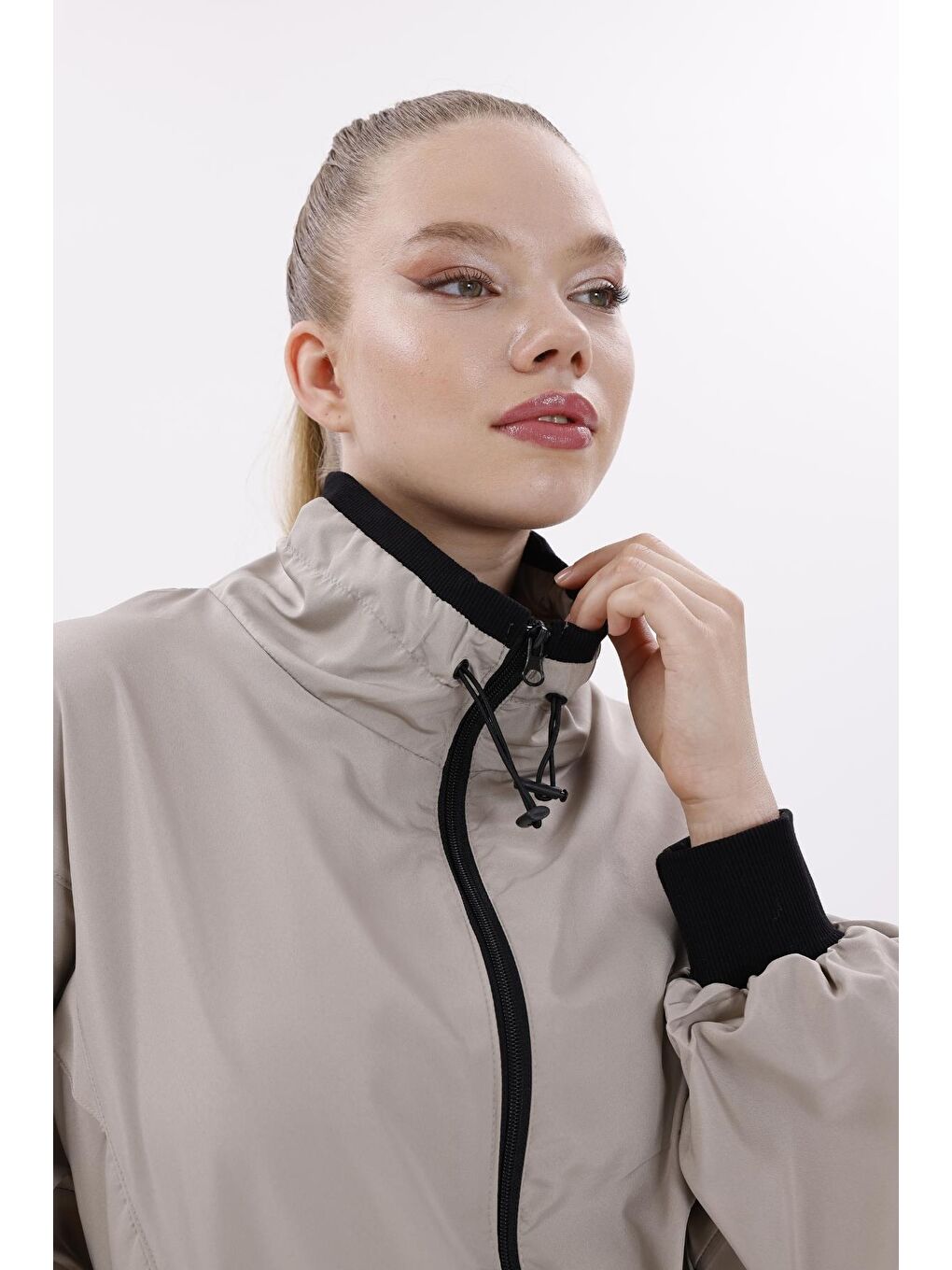 Bej Kadın Dik Yaka Su Ve Rüzgar Geçirmez Oversize Crop Mevsimlik Yağmurluk Rüzgarlık-2