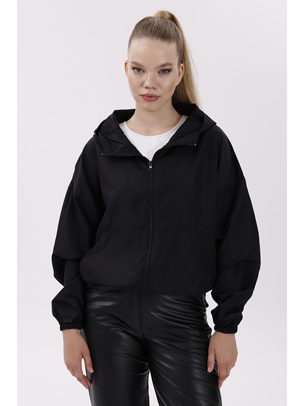 Siyah Kadın Kapüşonlu Su Ve Rüzgar Geçirmez Oversize Yağmurluk - Rüzgarlık-1