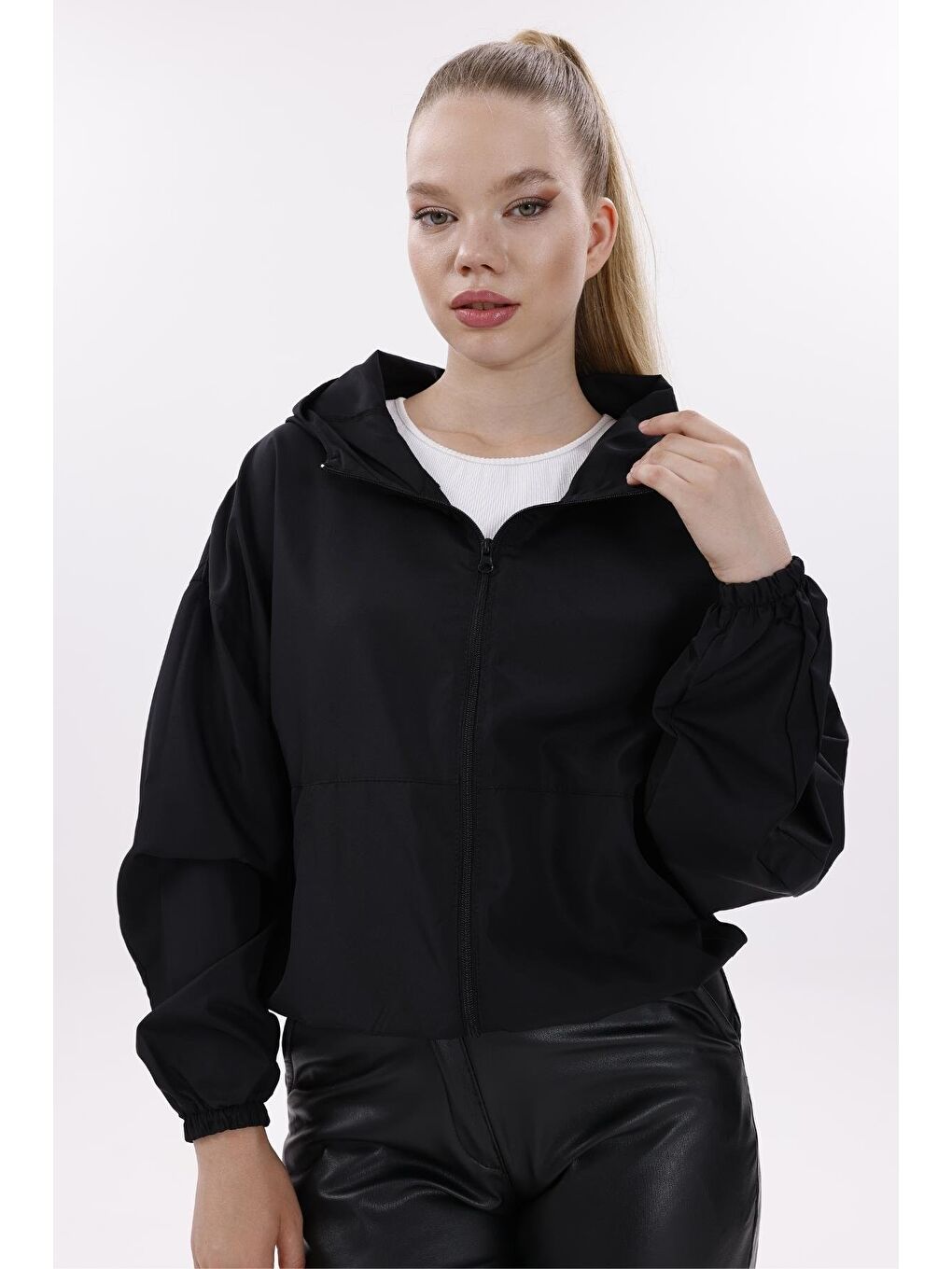 Siyah Kadın Kapüşonlu Su Ve Rüzgar Geçirmez Oversize Yağmurluk - Rüzgarlık-2