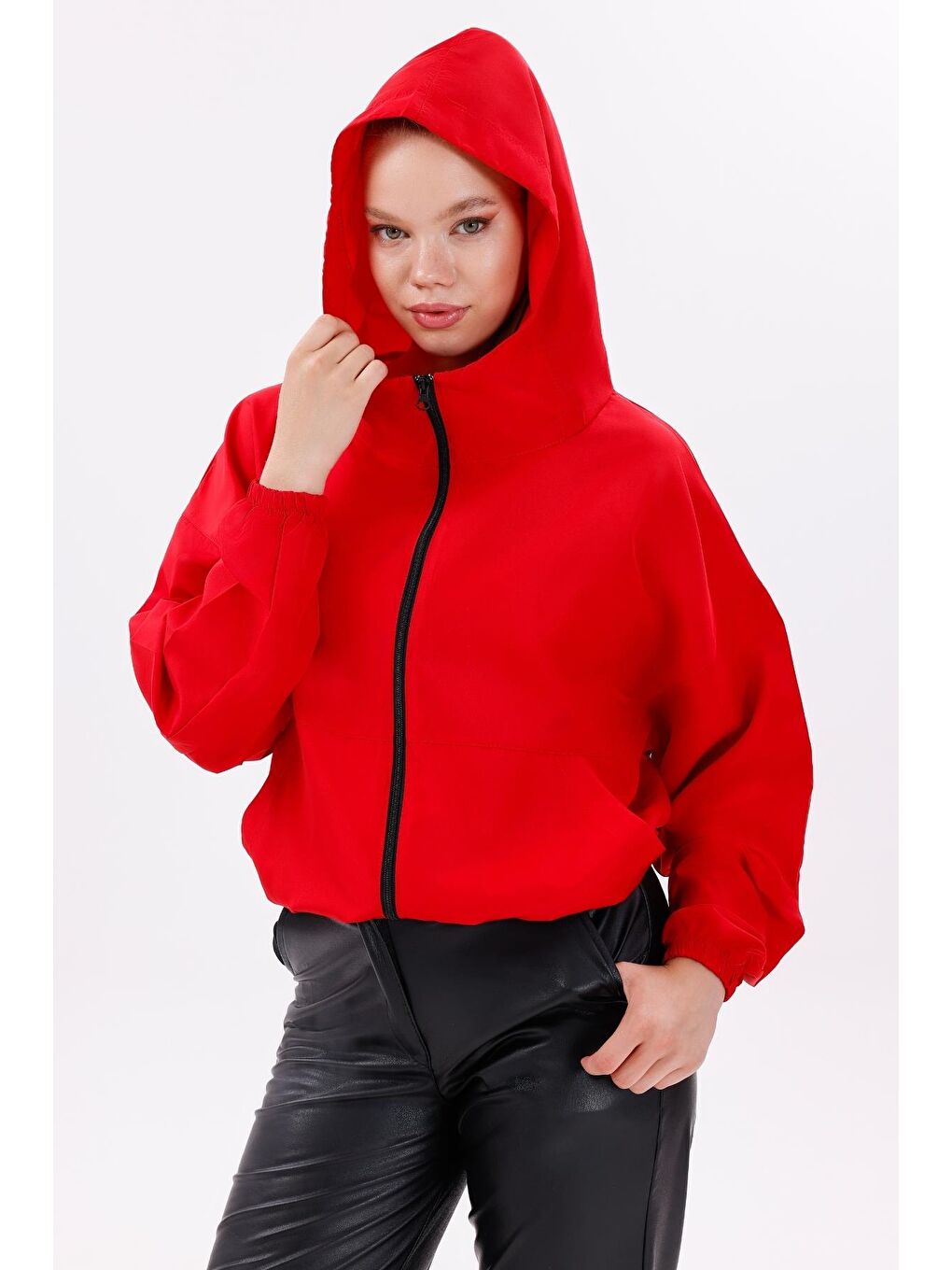 Kırmızı Kadın Kapüşonlu Su Ve Rüzgar Geçirmez Oversize Yağmurluk - Rüzgarlık