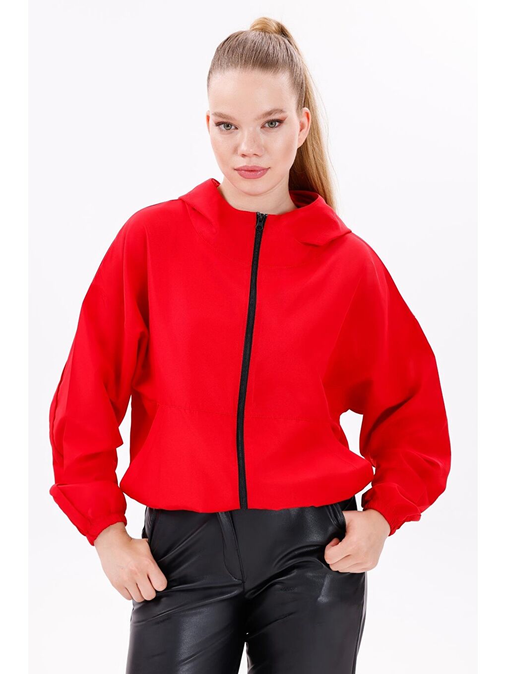 Kırmızı Kadın Kapüşonlu Su Ve Rüzgar Geçirmez Oversize Yağmurluk - Rüzgarlık-1