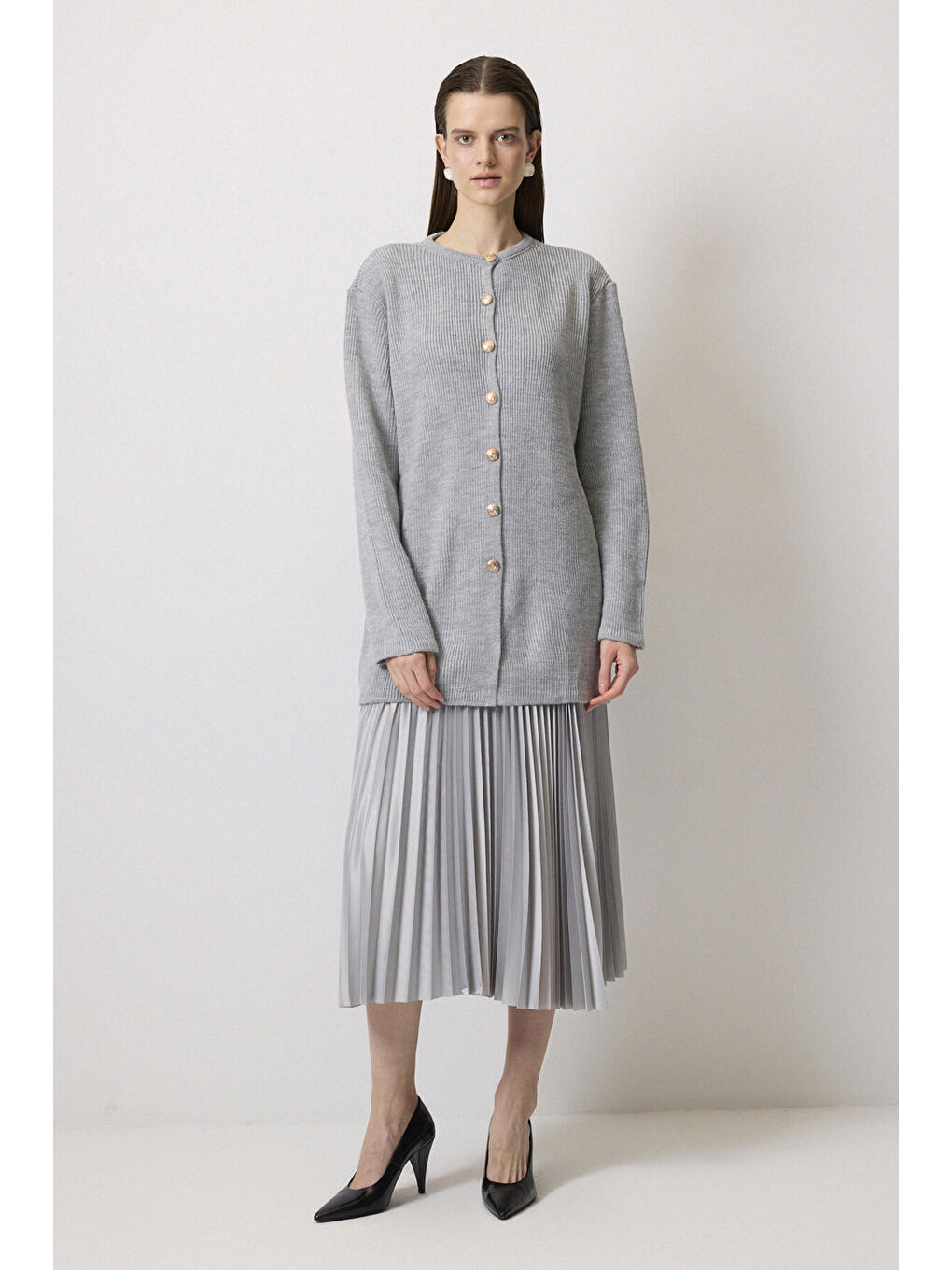 Gri Gold Düğmeli Uzun Hırka