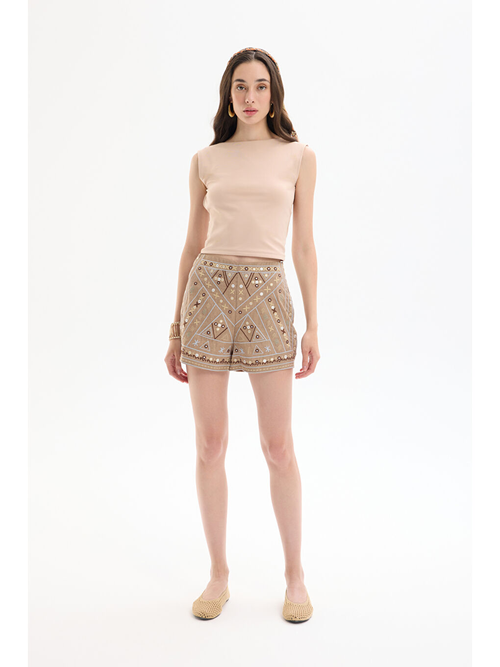 Etnik Nakış İşlemeli Pul Süslemeli Mini Şort Bej