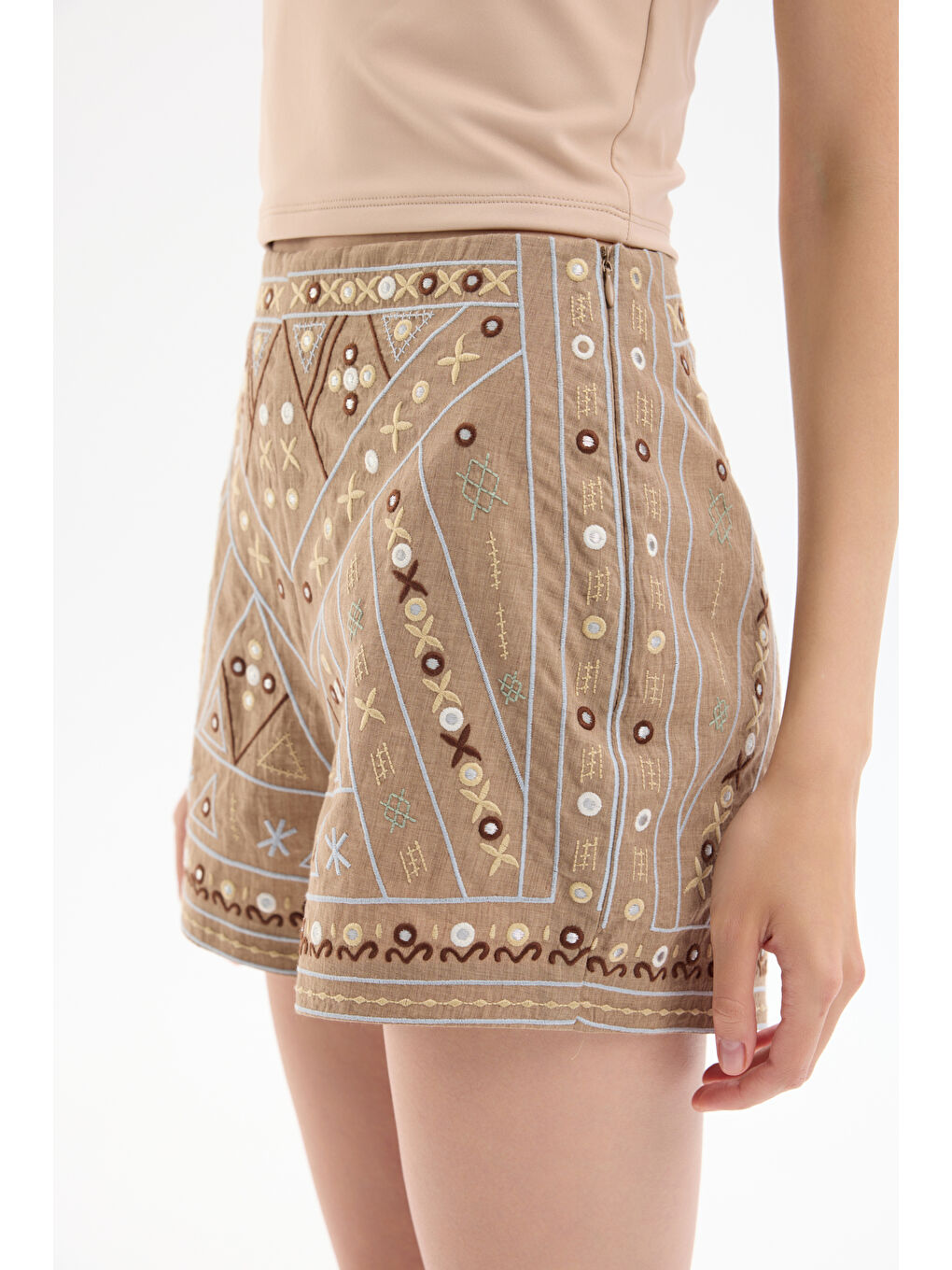 Etnik Nakış İşlemeli Pul Süslemeli Mini Şort Bej-3