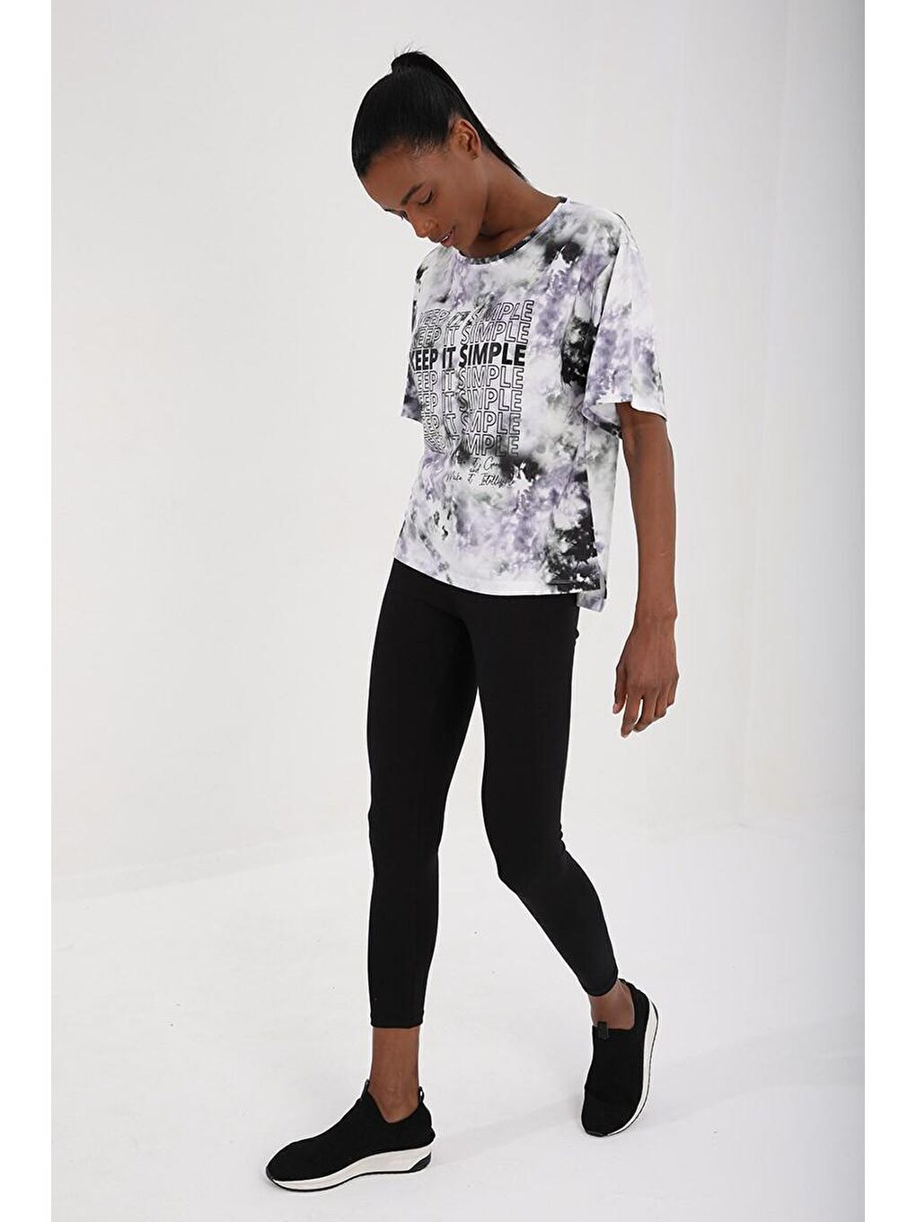 Mor Yazı Baskılı Arkası Uzun Batik Desenli O Yaka Kadın Oversize Tişört - 97127-1
