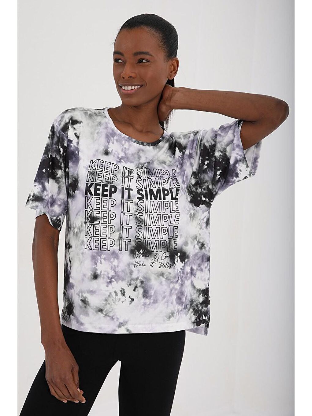 Mor Yazı Baskılı Arkası Uzun Batik Desenli O Yaka Kadın Oversize Tişört - 97127-2
