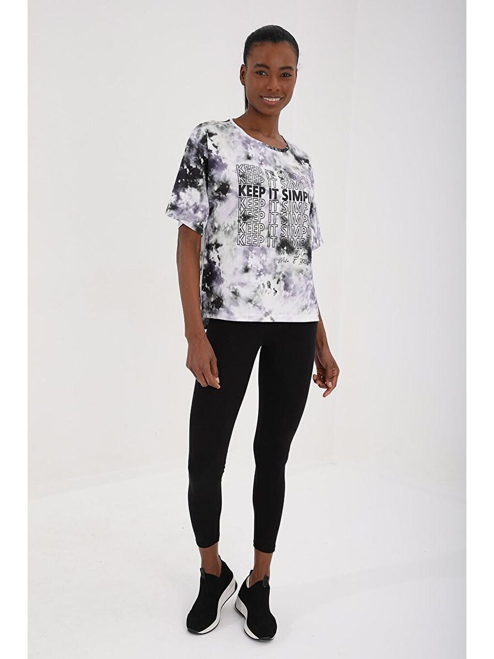 Mor Yazı Baskılı Arkası Uzun Batik Desenli O Yaka Kadın Oversize Tişört - 97127-3