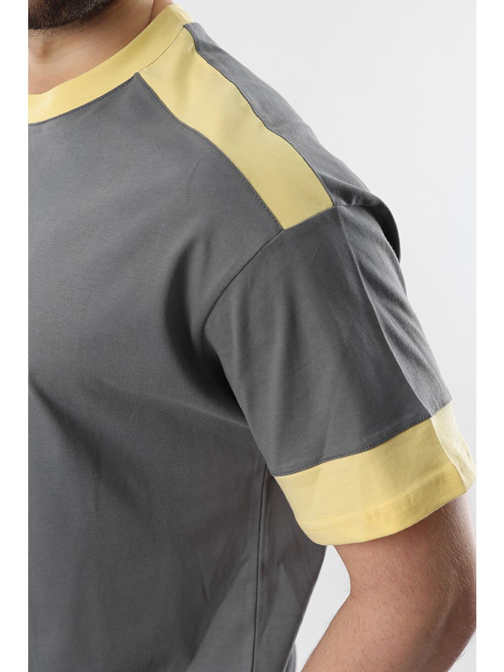 Gri Füme Omzu Şerit Detaylı Erkek Tişört E7125-3