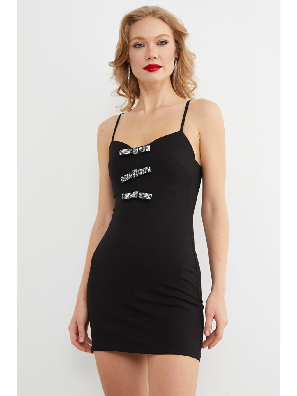 Siyah Taşlı Fiyonk Detaylı Kalp Yaka Askılı Elbise-2