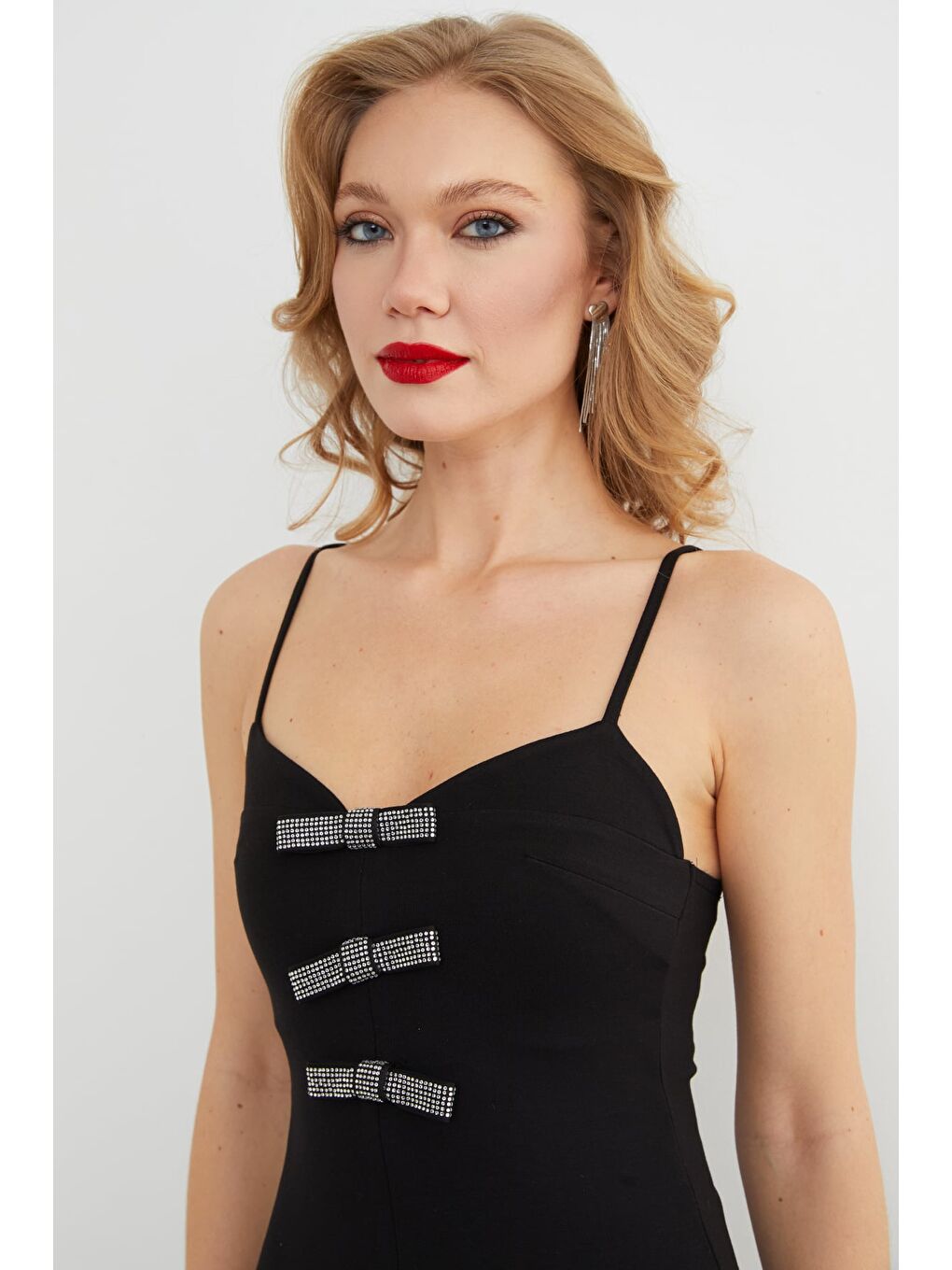 Siyah Taşlı Fiyonk Detaylı Kalp Yaka Askılı Elbise-4