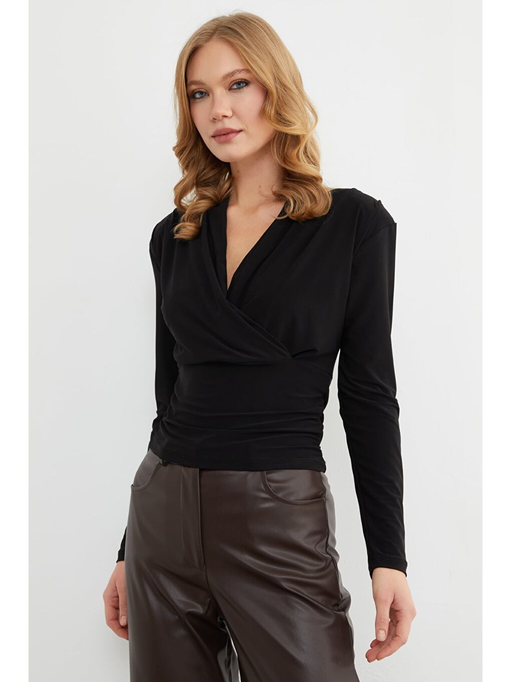 Siyah Omuz Vatkalı Kruvaze Yaka Bluz-1