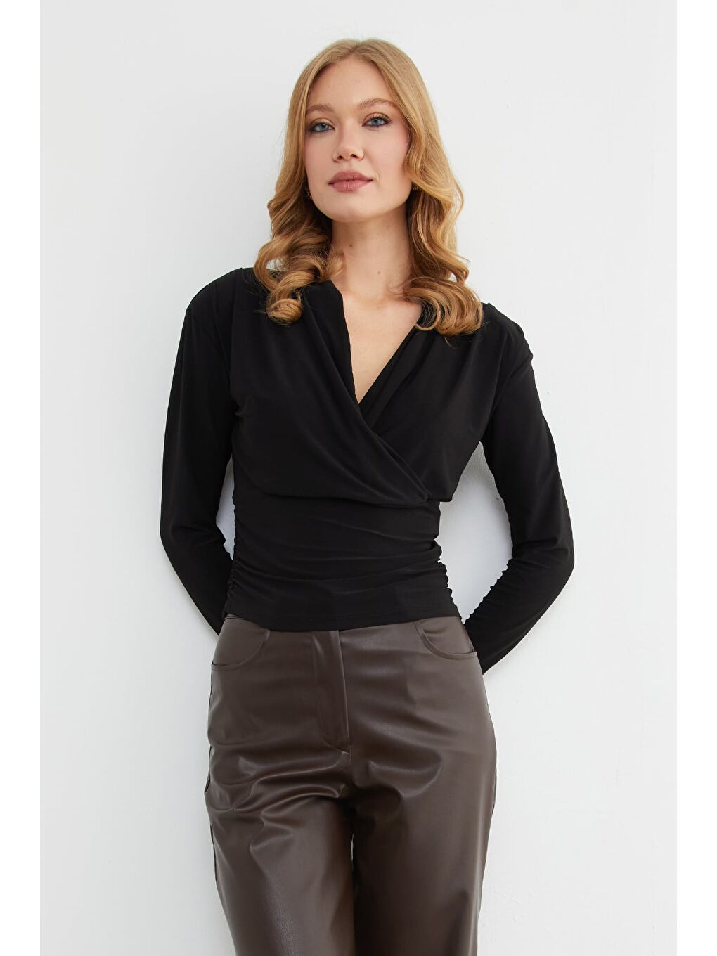 Siyah Omuz Vatkalı Kruvaze Yaka Bluz-2