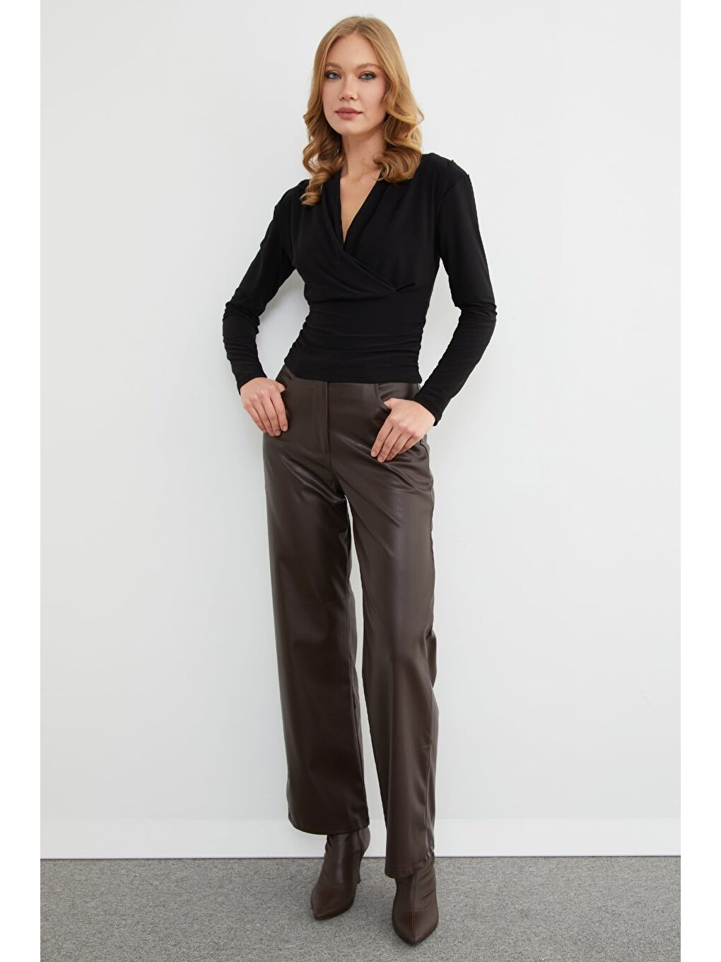 Siyah Omuz Vatkalı Kruvaze Yaka Bluz-4