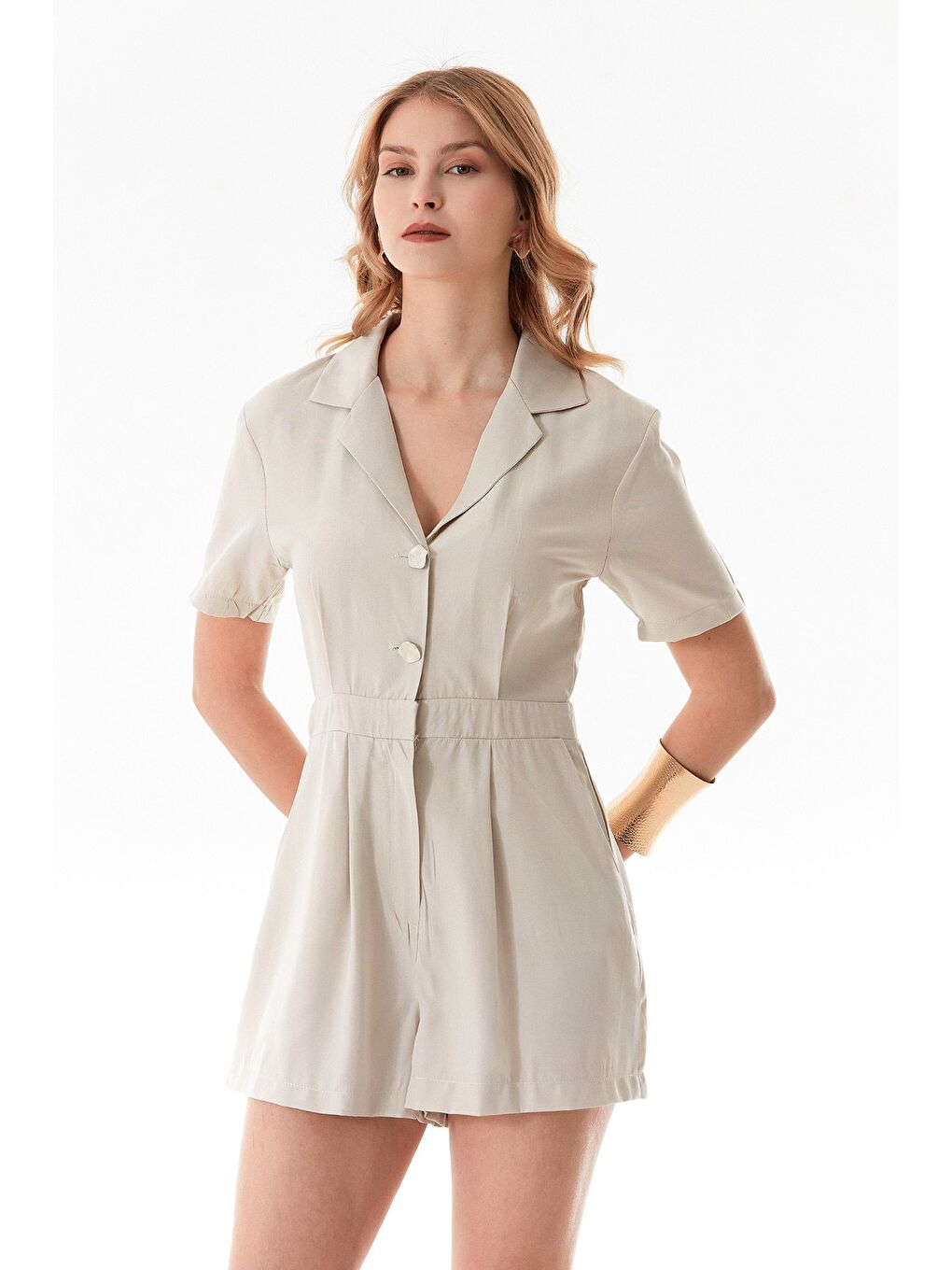 Bej Düğmeli Kruvaze Yaka Cepli Şortlu Tulum-2