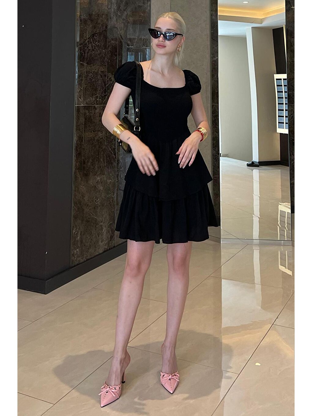 Siyah Katlı Etekli Beli Büzgülü Elbise