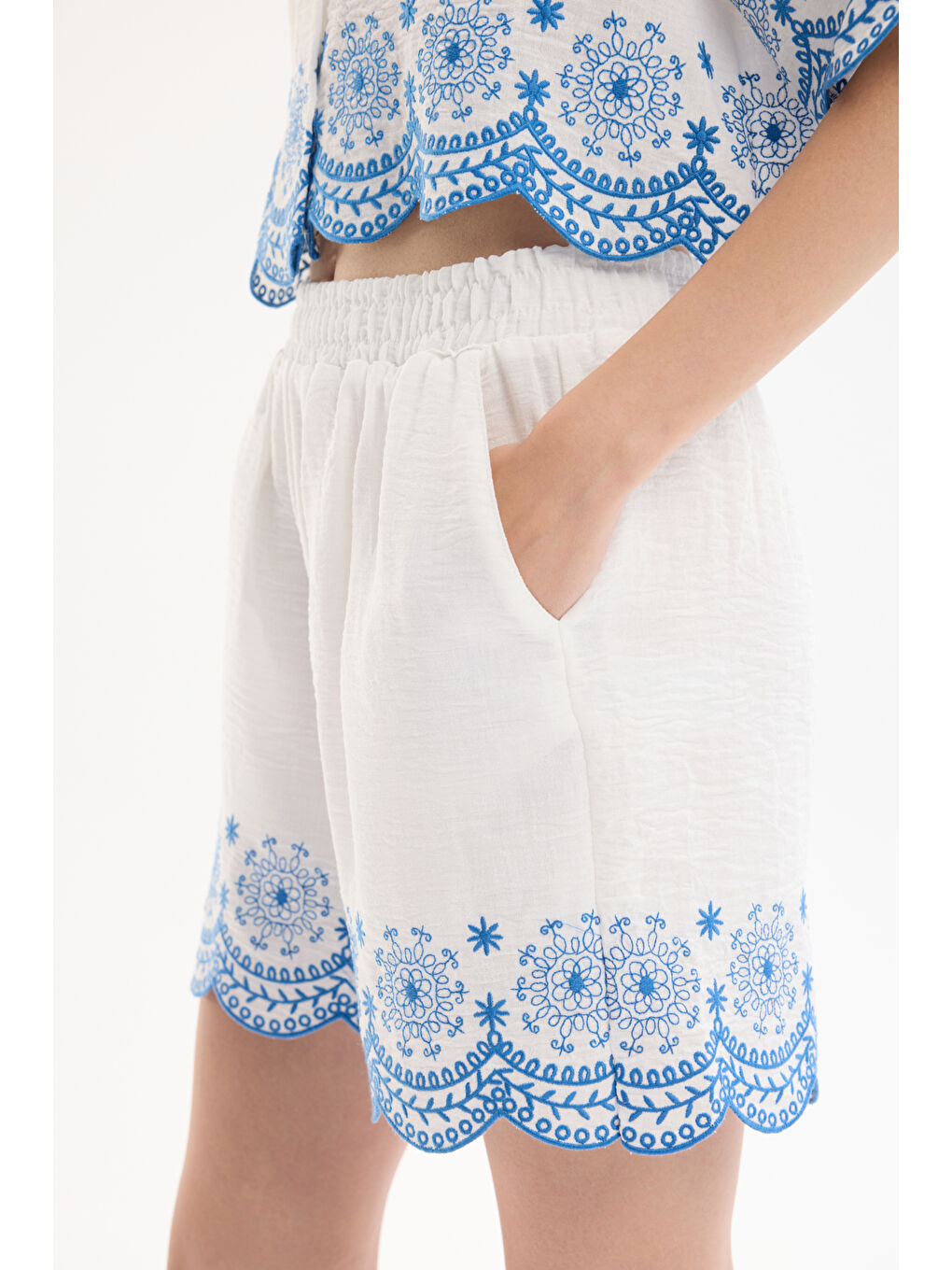 Nakış Detaylı Beli Lastikli Mini Şort Ekru-3