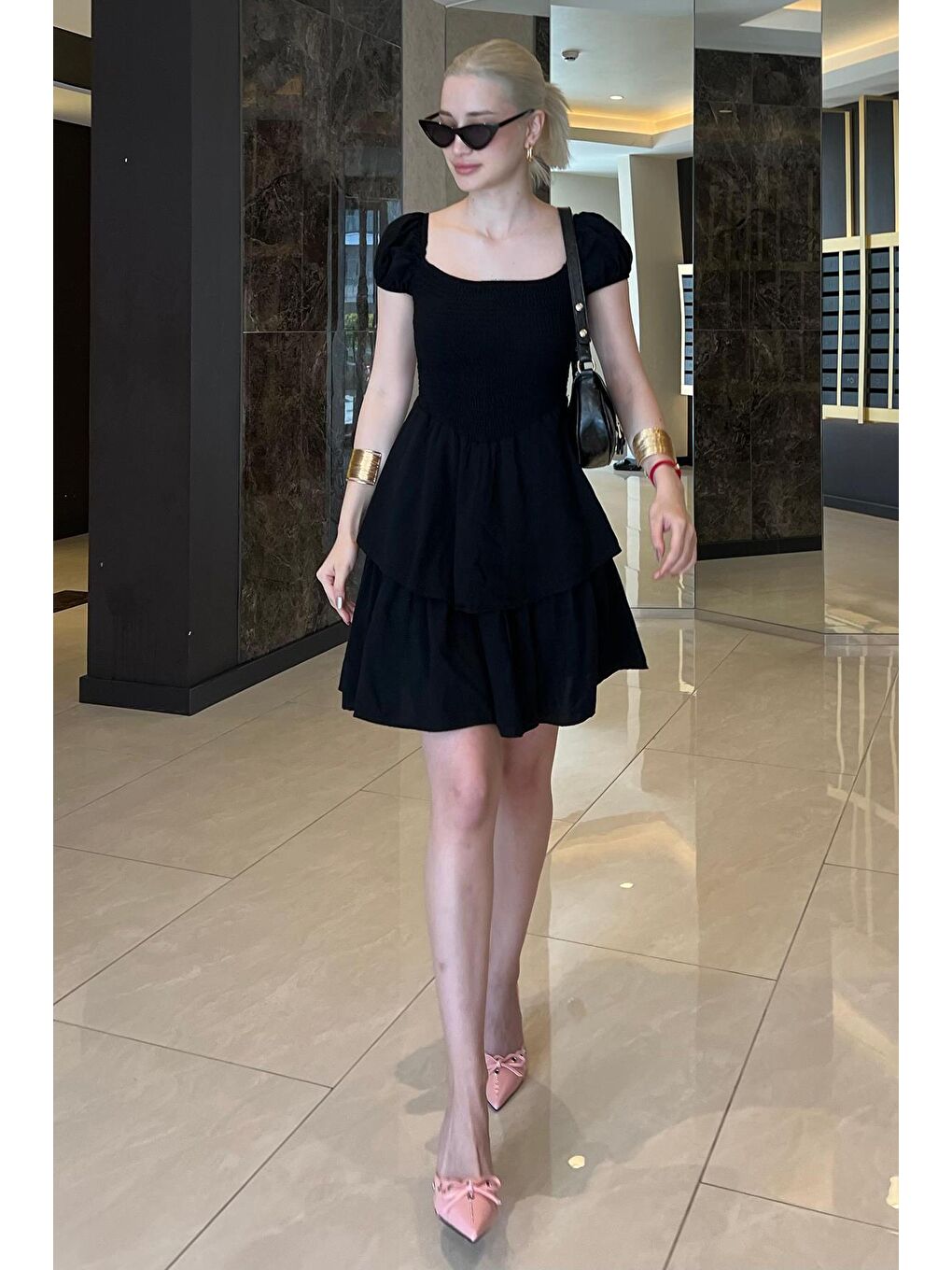 Siyah Katlı Etekli Beli Büzgülü Elbise-1