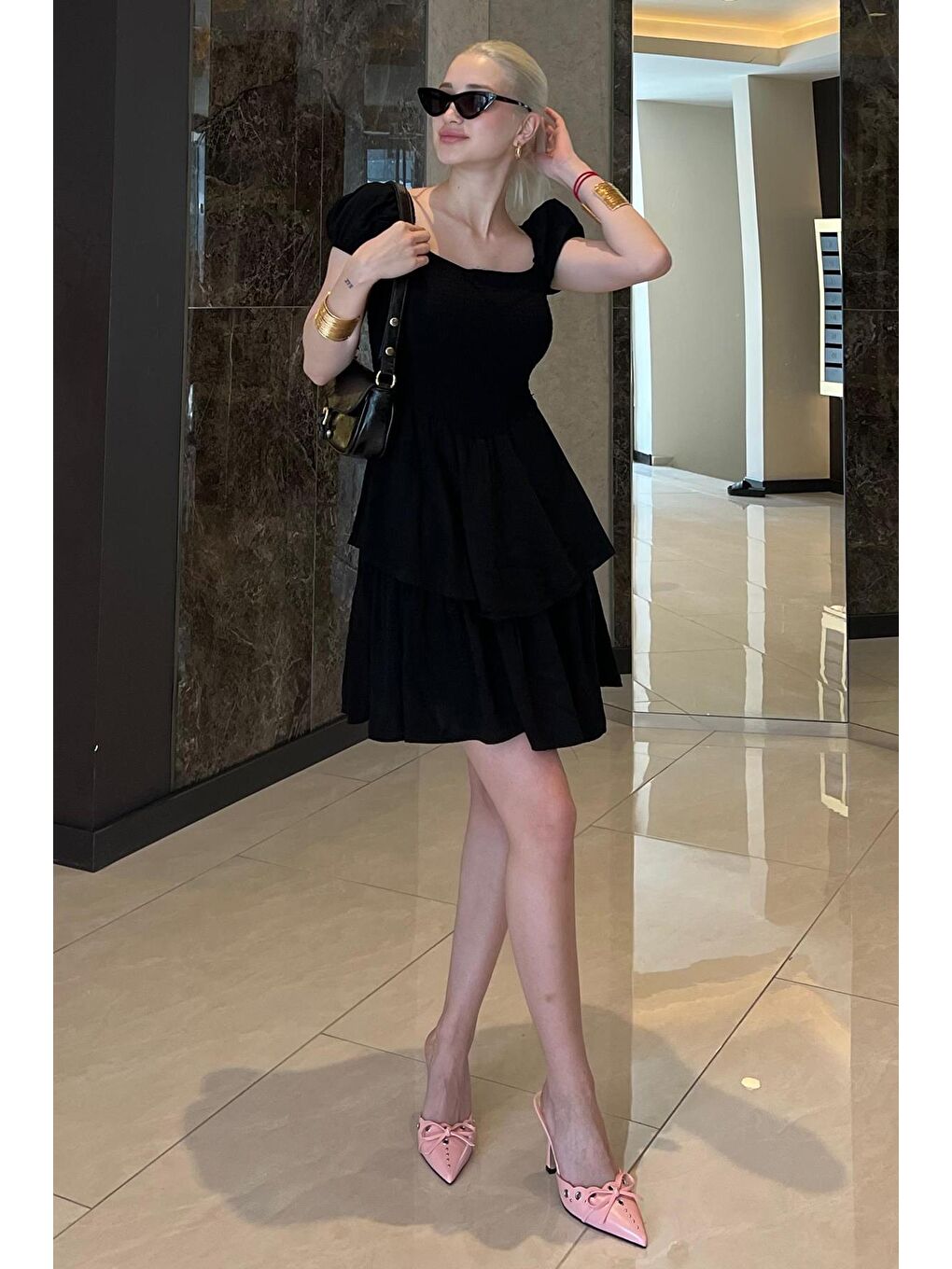 Siyah Katlı Etekli Beli Büzgülü Elbise-2