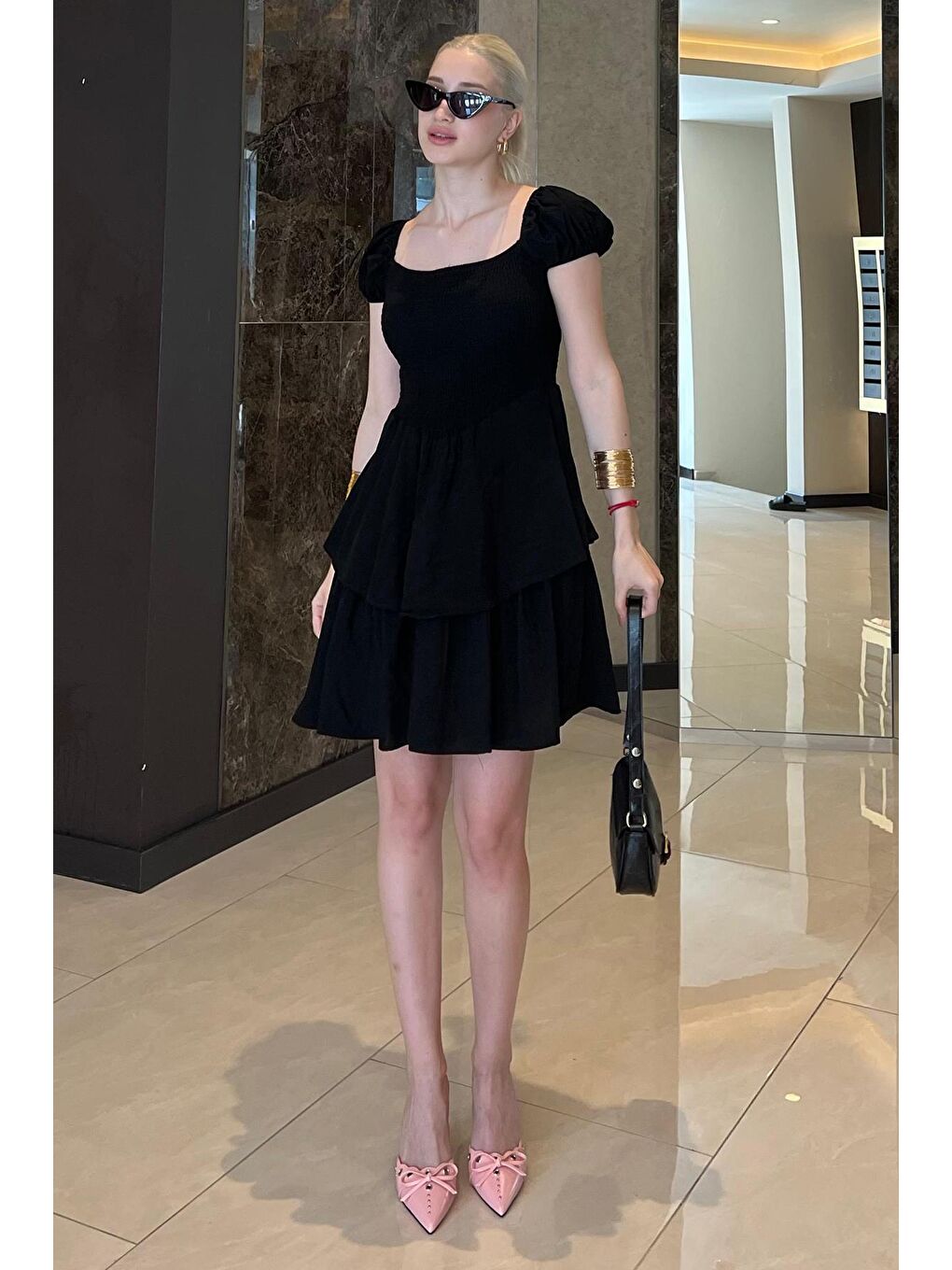 Siyah Katlı Etekli Beli Büzgülü Elbise-3